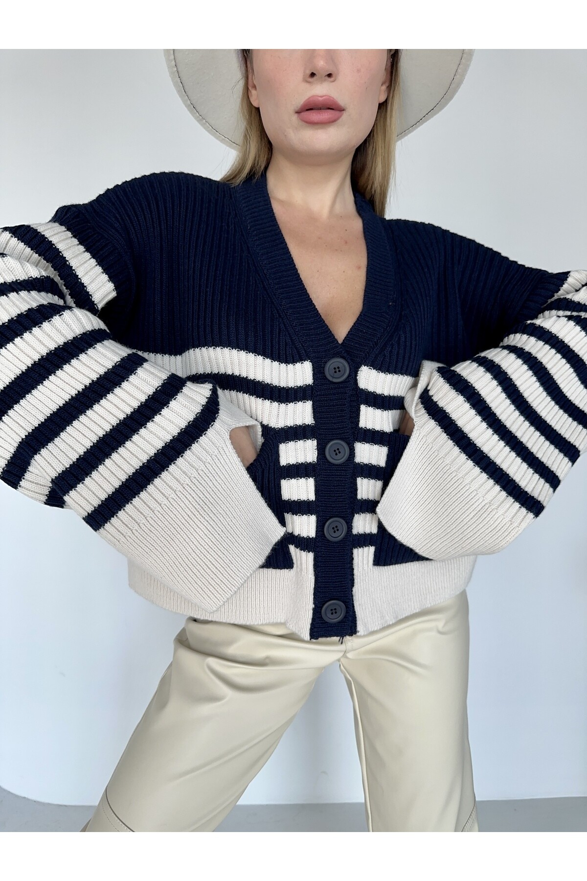 Kadın Çizgili Düğmeli Triko Hırka Siyah Beyaz