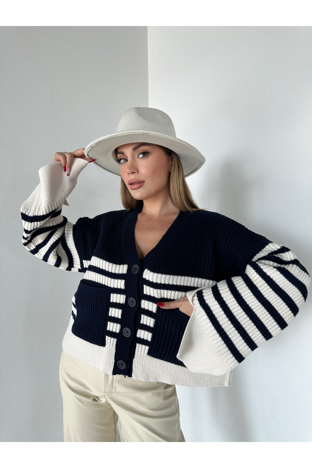 Kadın Çizgili Düğmeli Triko Hırka Siyah Beyaz