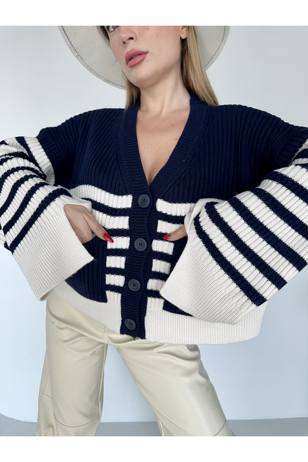 Kadın Çizgili Düğmeli Triko Hırka Siyah Beyaz