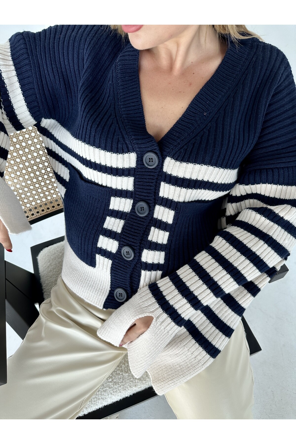 Kadın Çizgili Düğmeli Triko Hırka Siyah Beyaz