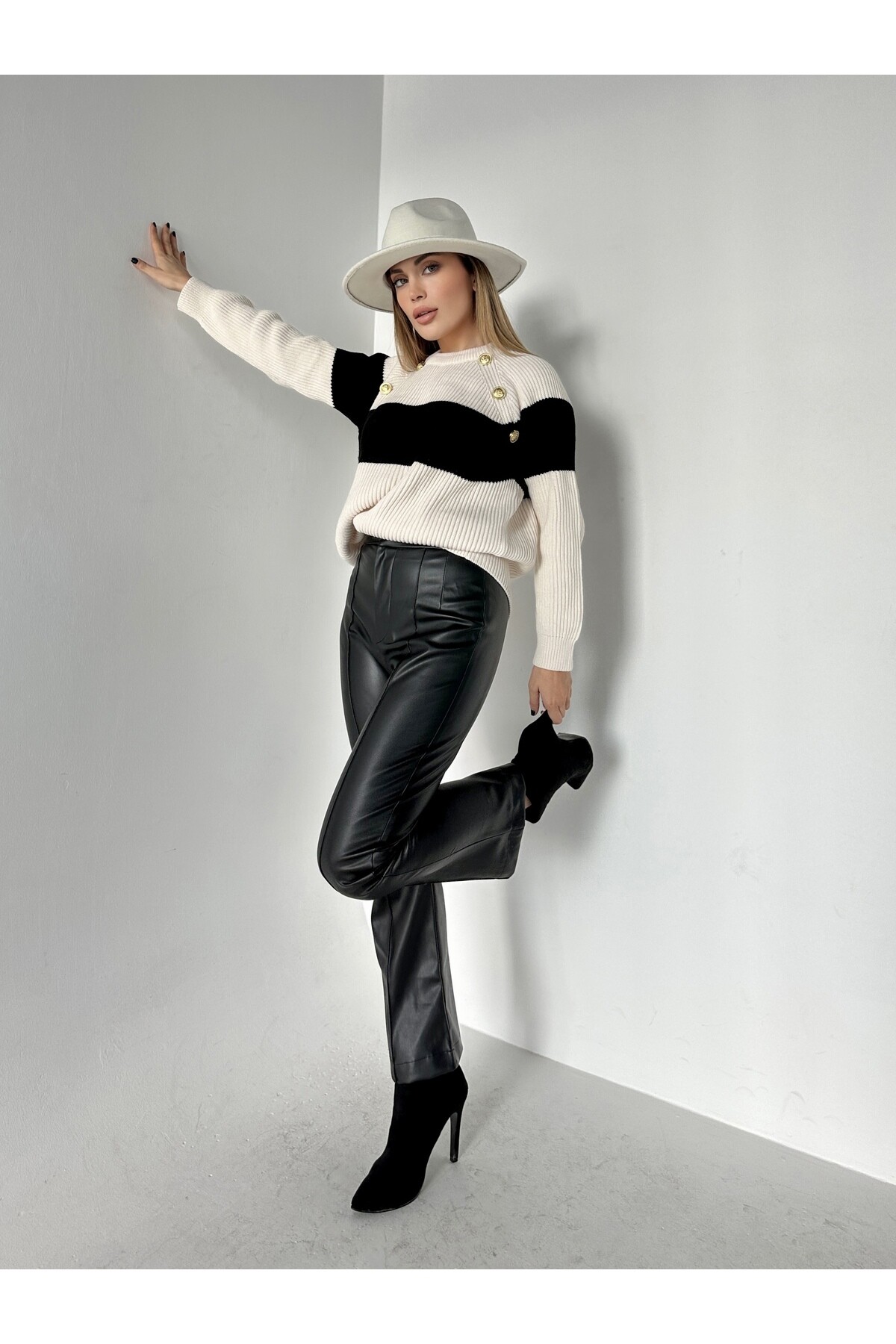 Kadın Çizgili Gold Düğme Detaylı Triko Kazak  Siyah Ekru