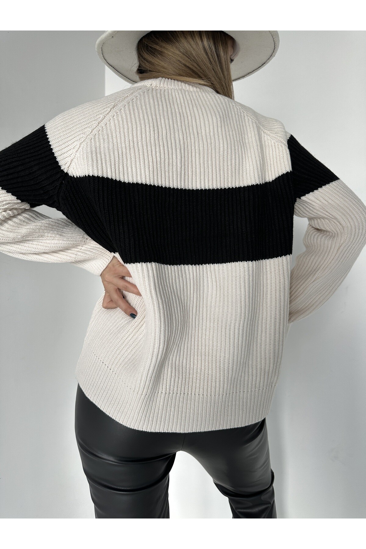 Kadın Çizgili Gold Düğme Detaylı Triko Kazak  Siyah Ekru
