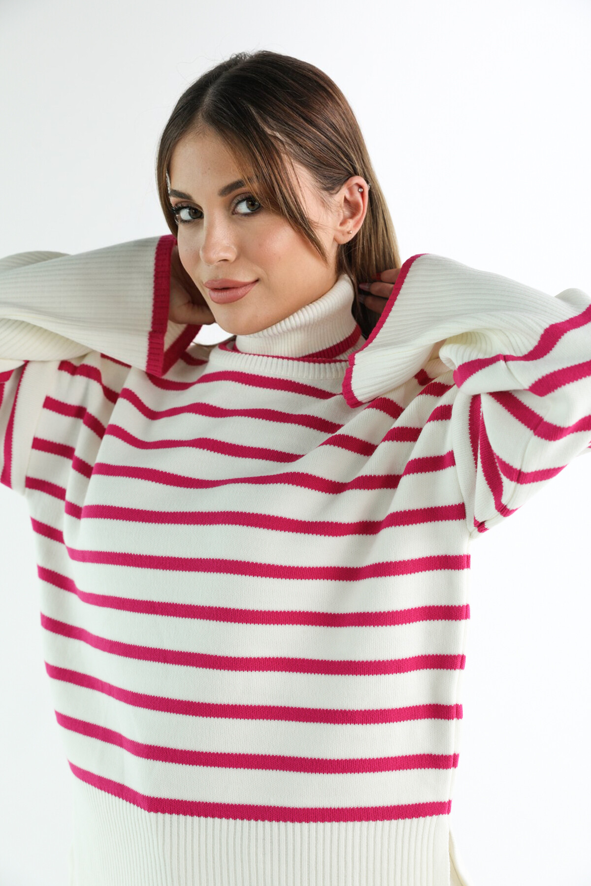 Kadın Çizgili Yandan Yırtmaçlı Tam Balıkçı Triko Kazak Fuşya