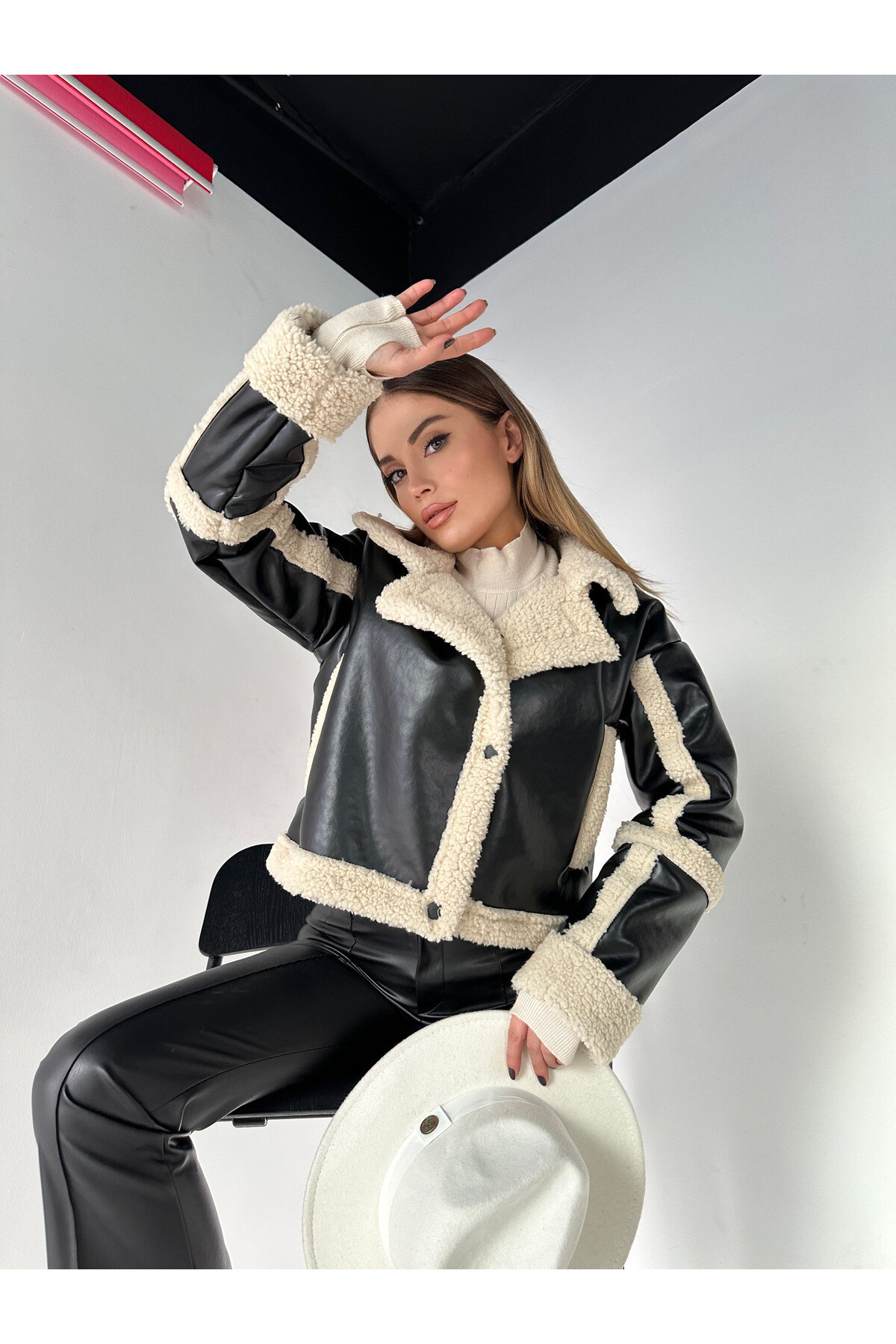 Kadın İçi Ful Kürklü Deri Önden Kapamalı Mont  Siyah