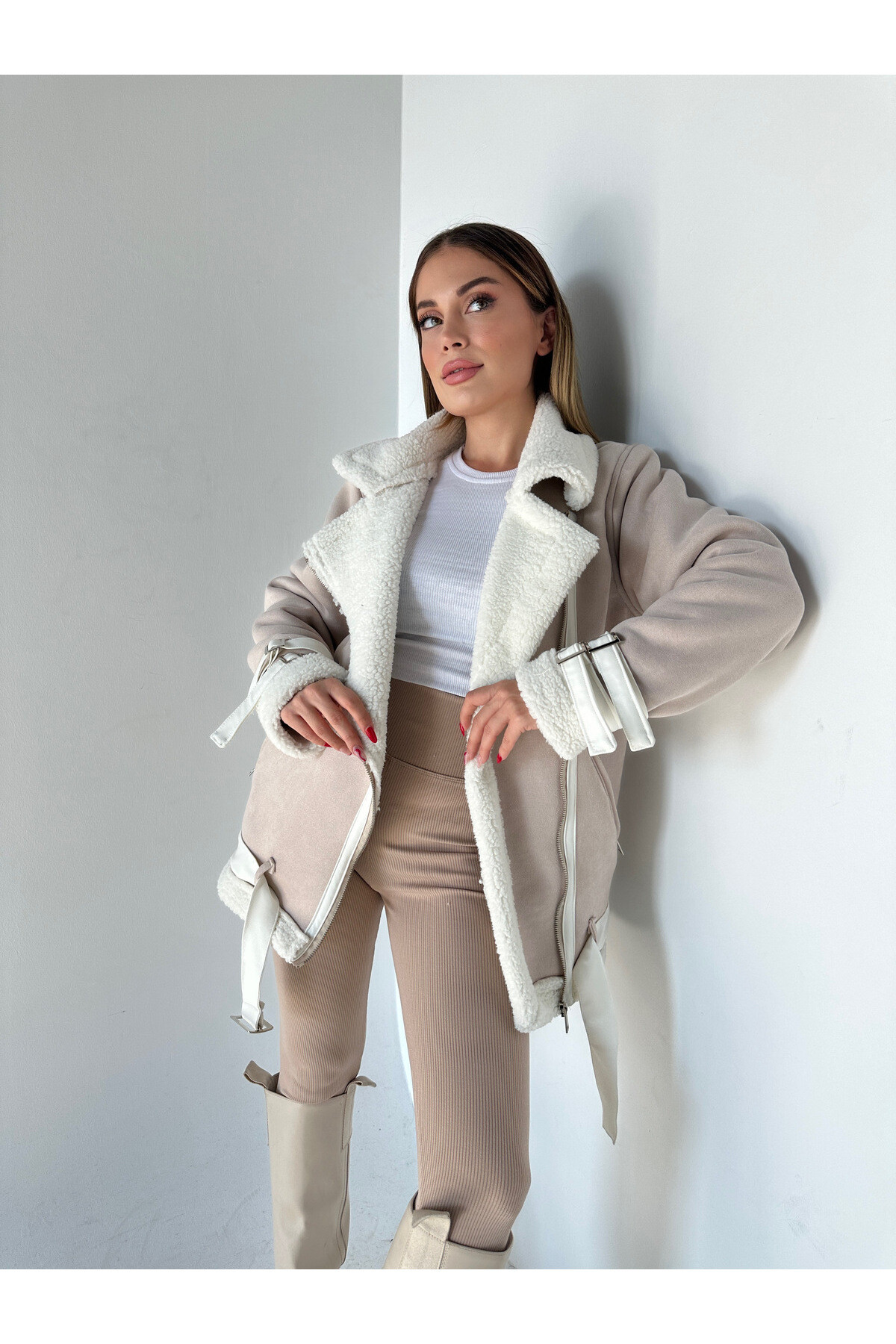 Kadın İçi Kürklü Kemer Detaylı Süet Kaban Krem