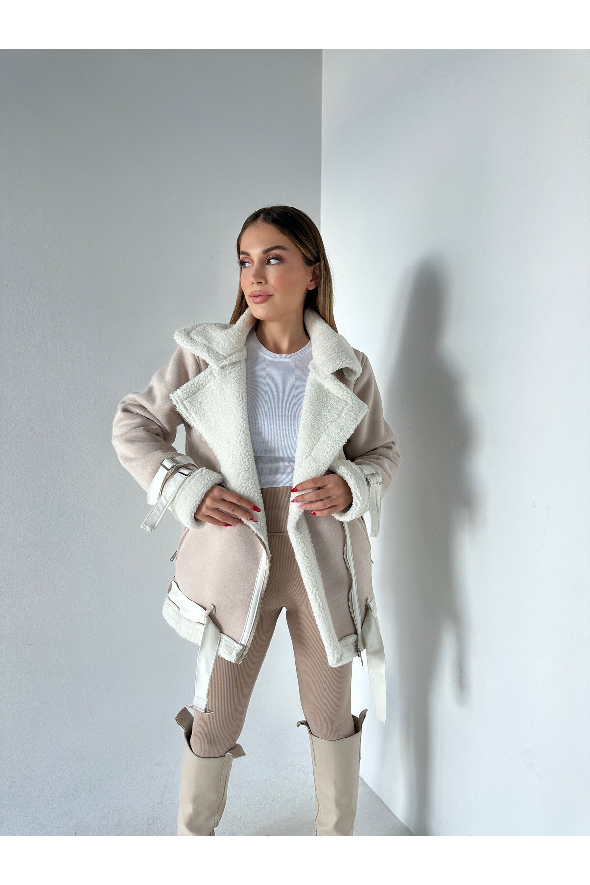 Kadın İçi Kürklü Kemer Detaylı Süet Kaban Krem