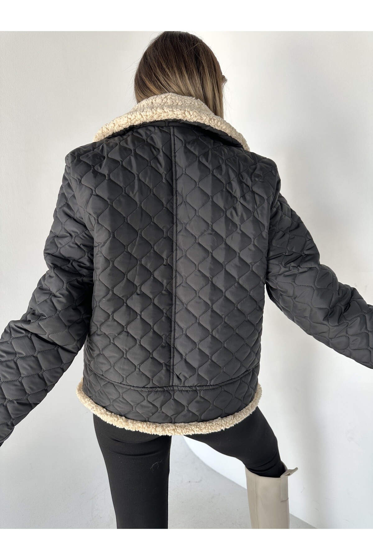 Kadın İçi Kuzu Kürklü Kapitone Mont   Siyah