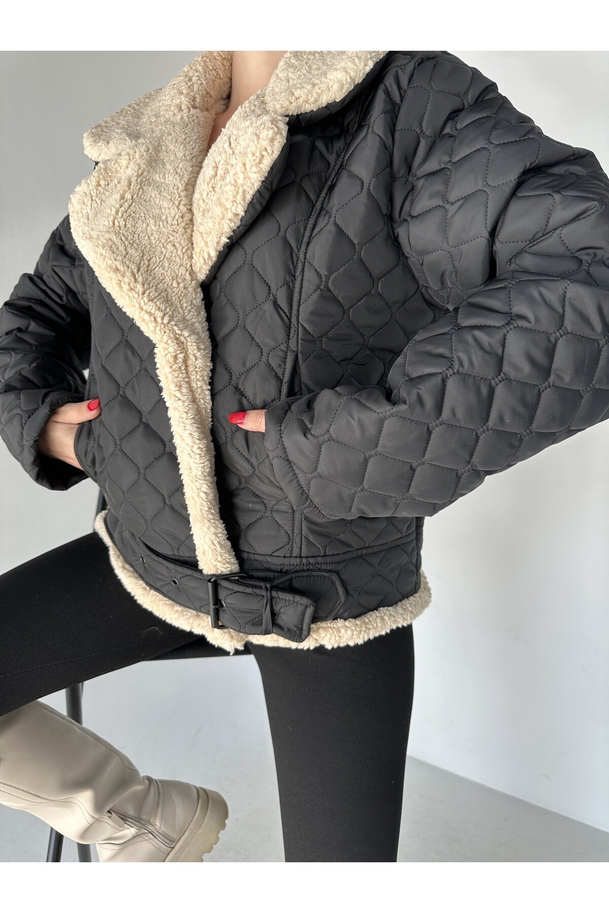 Kadın İçi Kuzu Kürklü Kapitone Mont   Siyah