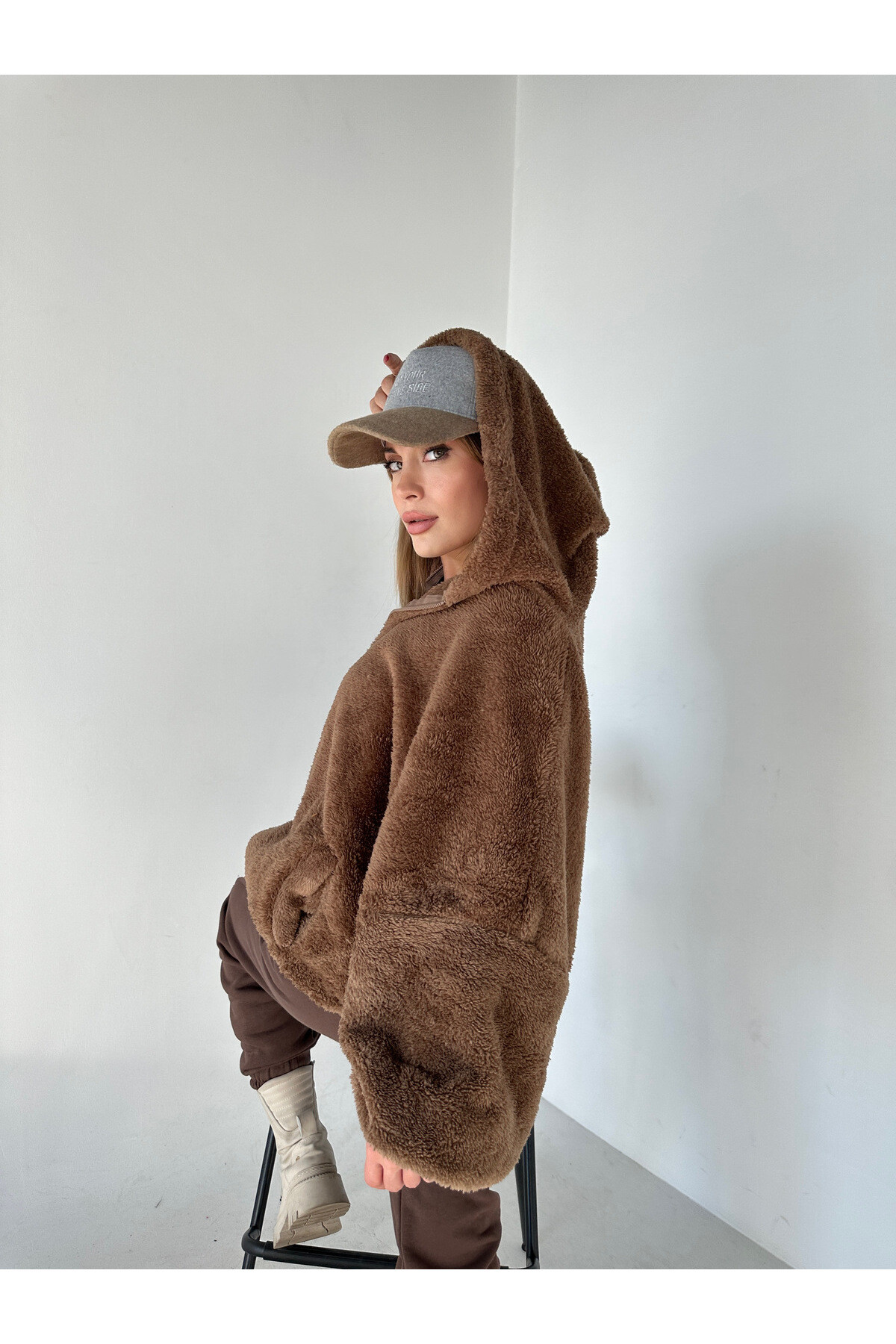 Kadın Kahverengi Yarasa Kol Overize Teddy Peluş Kapüşonlu Sweat  Kahverengi