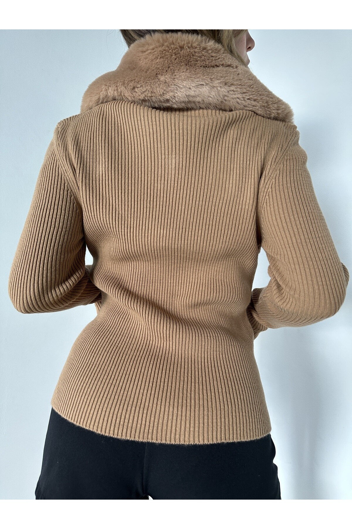 Kadın Kürk Yaka Fermuarlı Triko Kazak  Camel