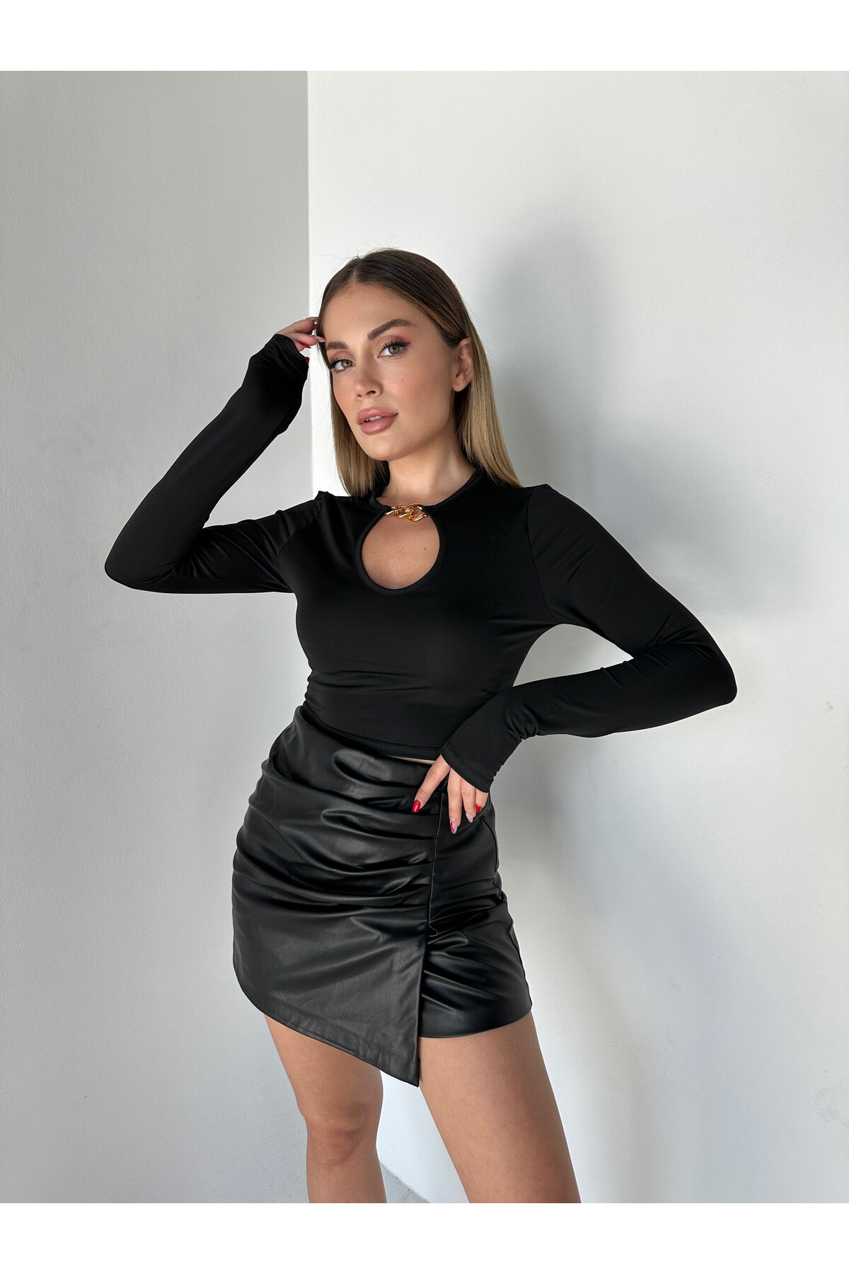 Kadın Pencere Toka Detaylı Crep Dalgıç Kumaş Bluz Siyah