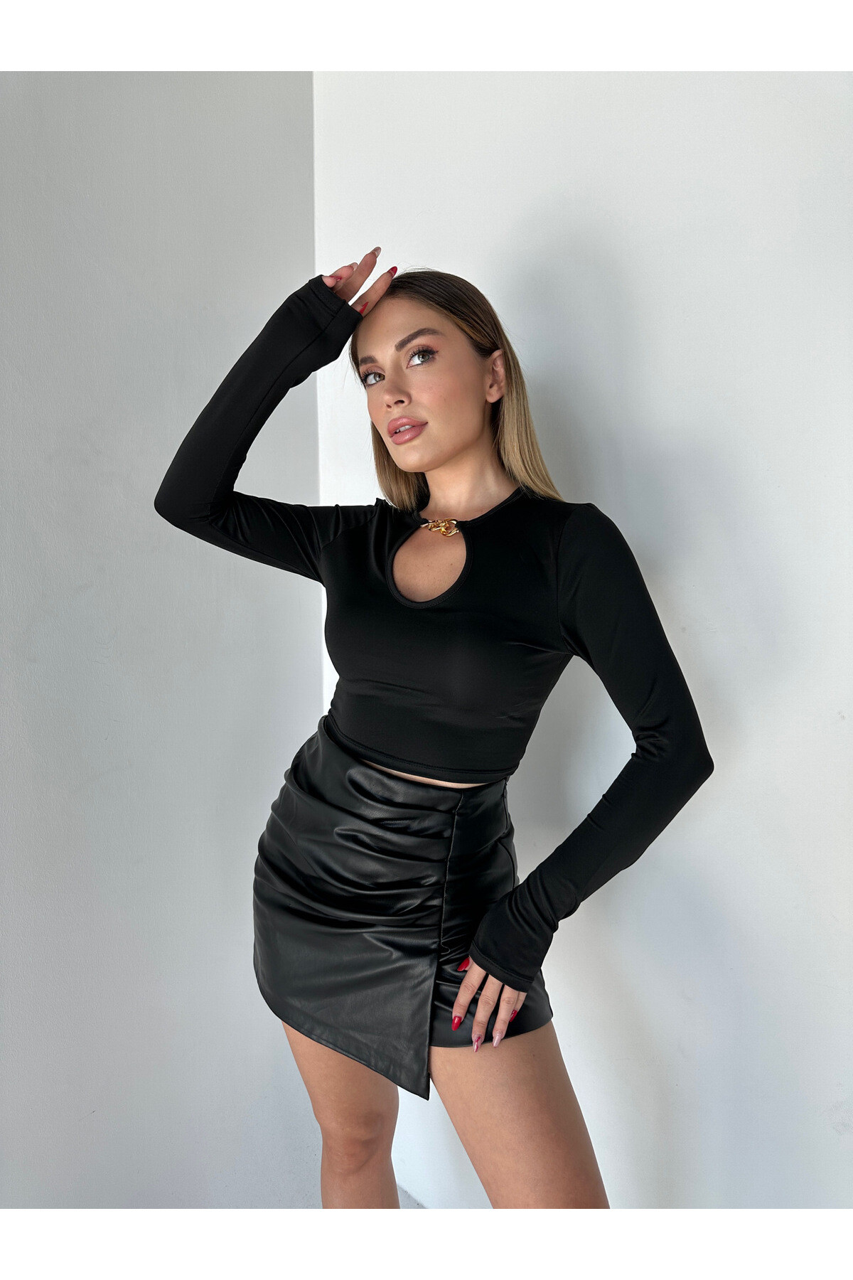 Kadın Pencere Toka Detaylı Crep Dalgıç Kumaş Bluz Siyah