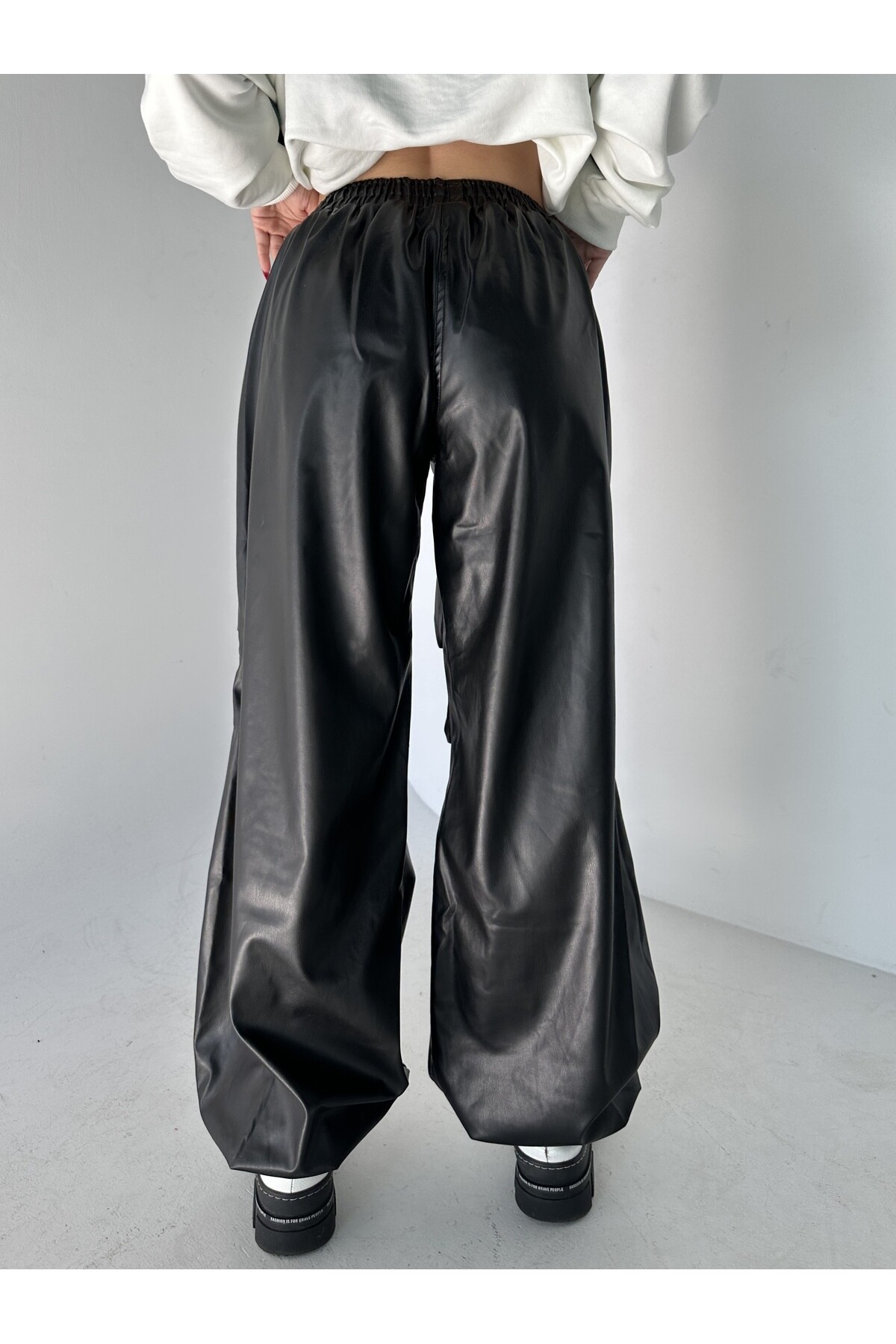 Kadın Siyah  Beli Ve Paçaları Lastikli Deri Paraşüt Pantolon  Siyah