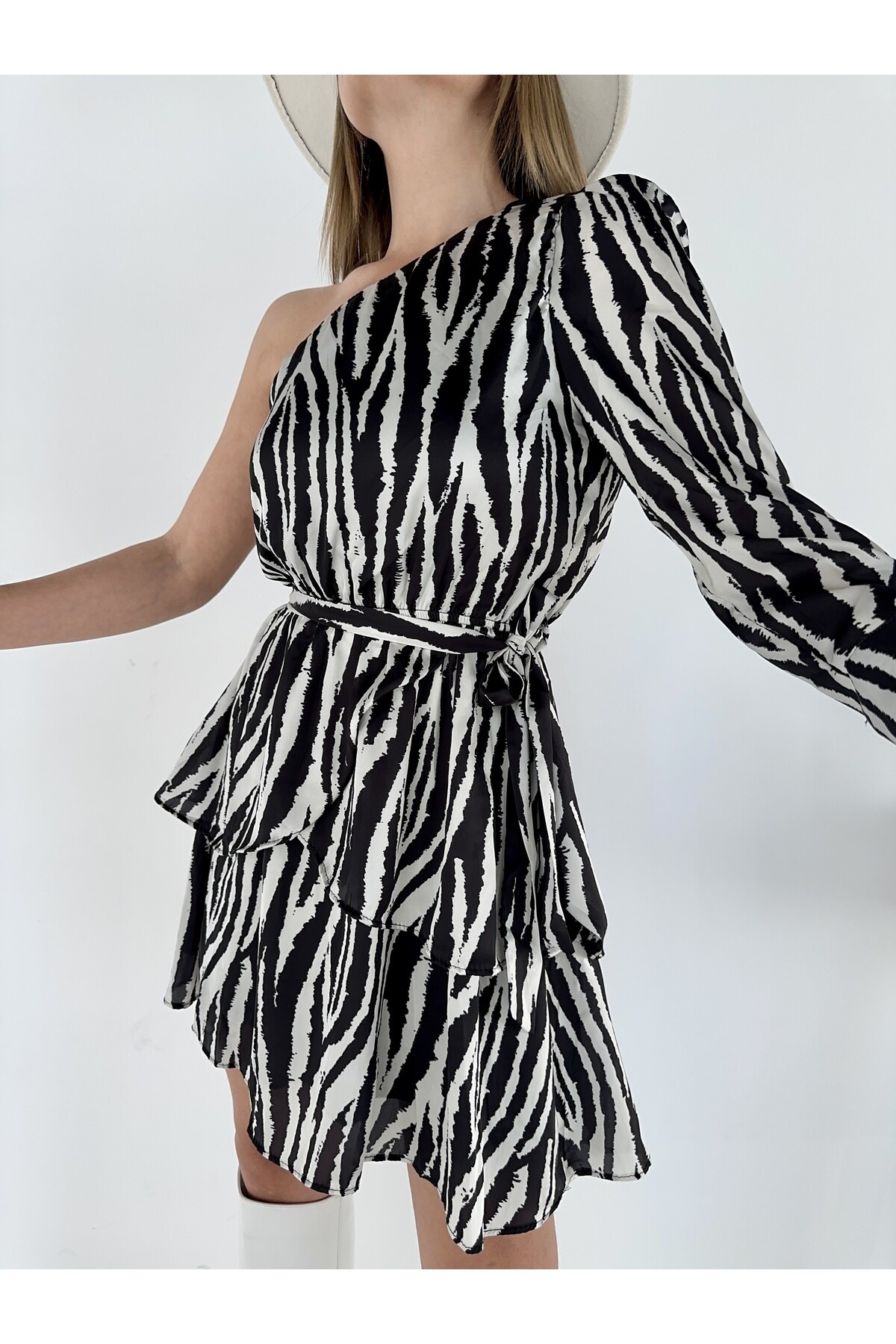 Kadın Tek Omuz Pamuk Saten Kumaş Astarlı Kuşaklı Elbise Siyah Beyaz