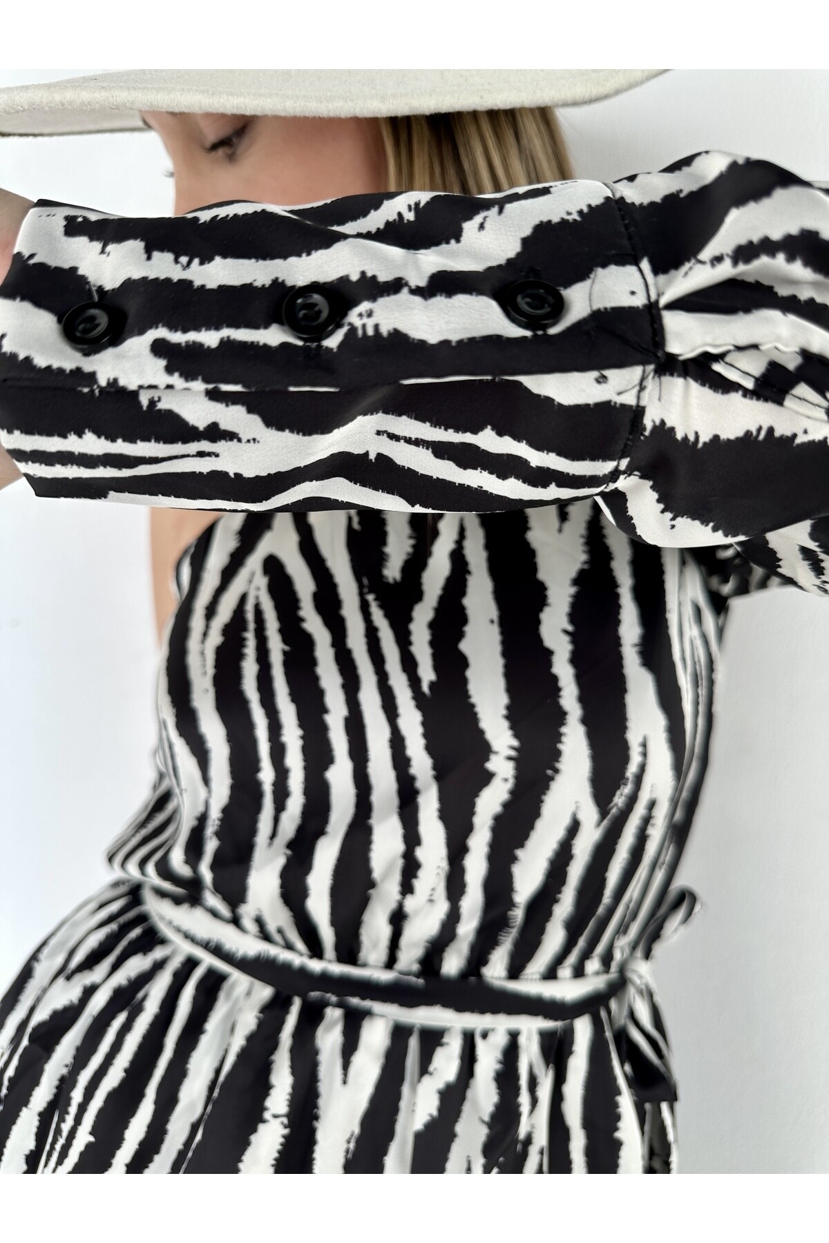 Kadın Tek Omuz Pamuk Saten Kumaş Astarlı Kuşaklı Elbise Siyah Beyaz