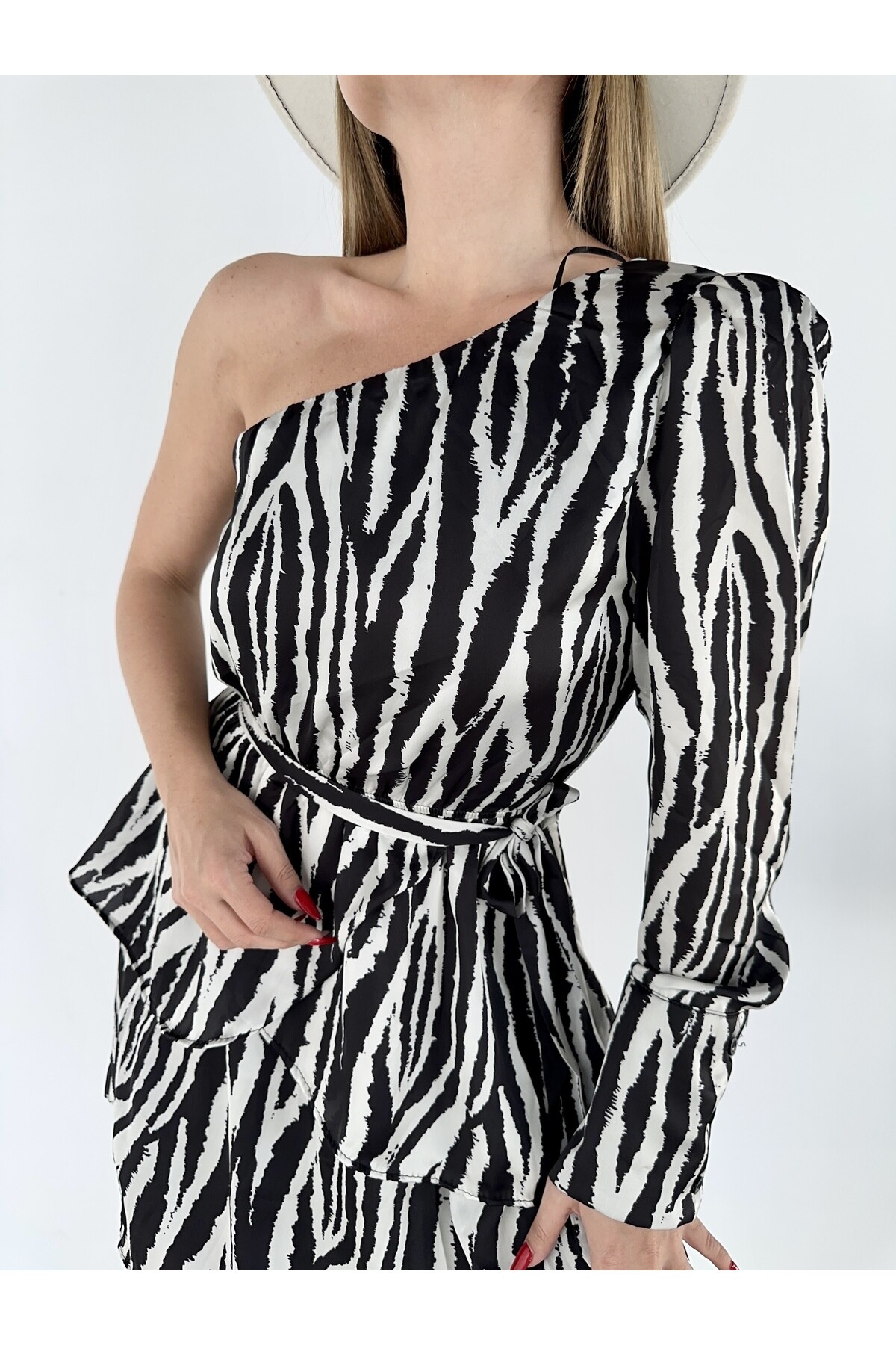 Kadın Tek Omuz Pamuk Saten Kumaş Astarlı Kuşaklı Elbise Siyah Beyaz