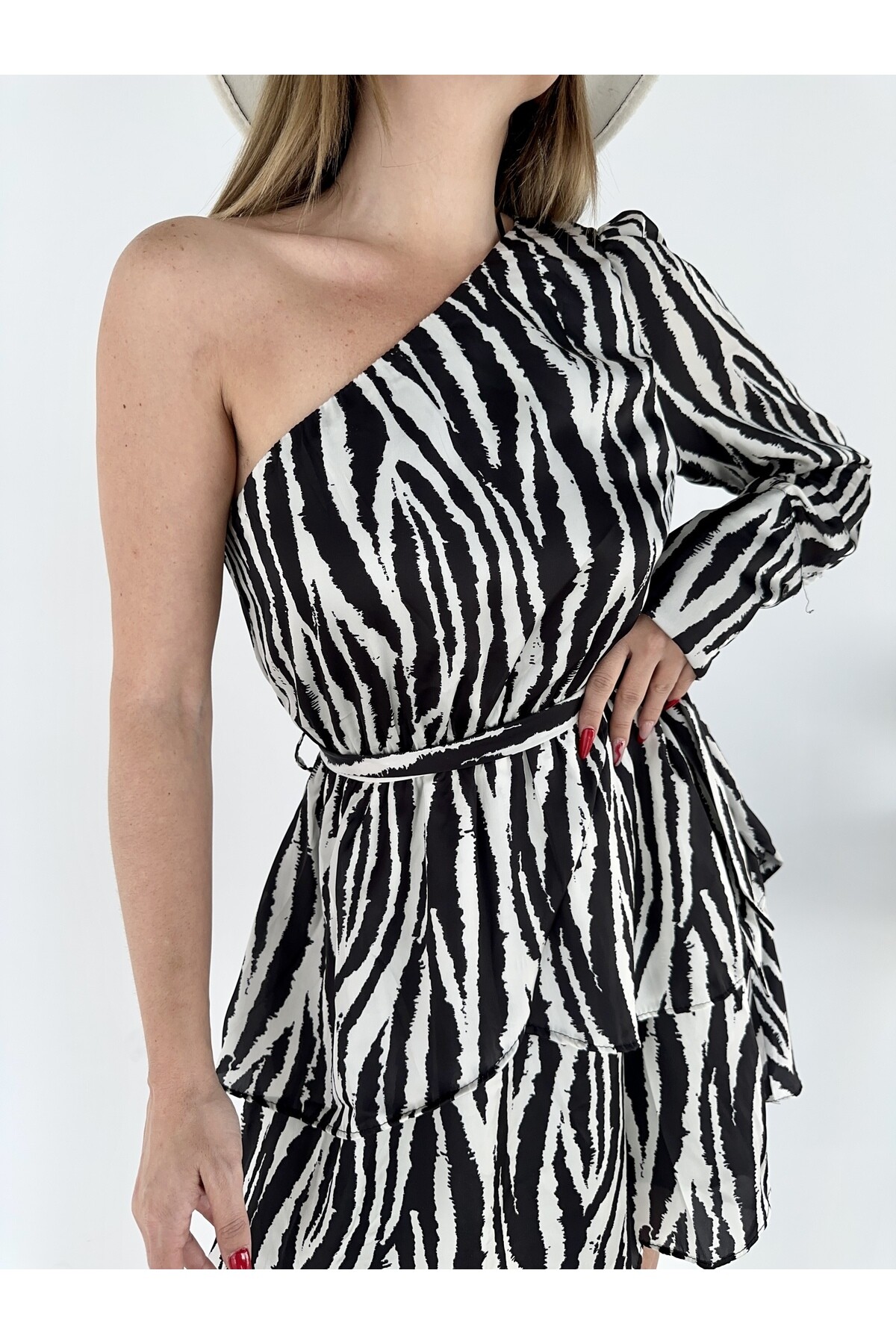 Kadın Tek Omuz Pamuk Saten Kumaş Astarlı Kuşaklı Elbise Siyah Beyaz