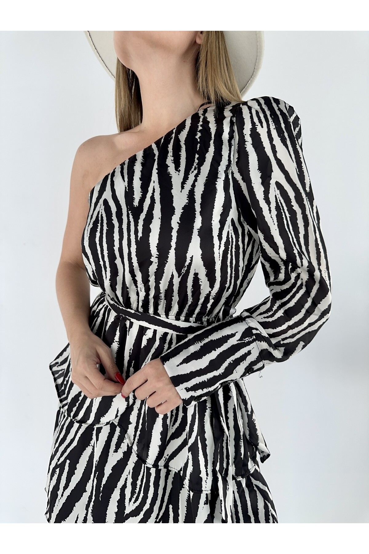 Kadın Tek Omuz Pamuk Saten Kumaş Astarlı Kuşaklı Elbise Siyah Beyaz