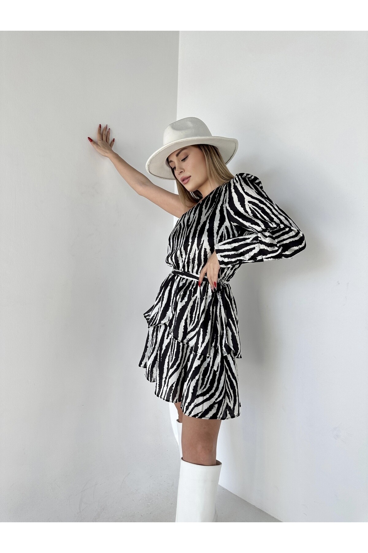 Kadın Tek Omuz Pamuk Saten Kumaş Astarlı Kuşaklı Elbise Siyah Beyaz