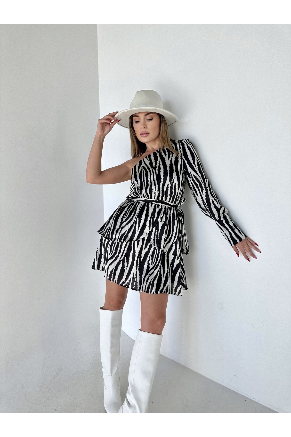 Kadın Tek Omuz Pamuk Saten Kumaş Astarlı Kuşaklı Elbise Siyah Beyaz