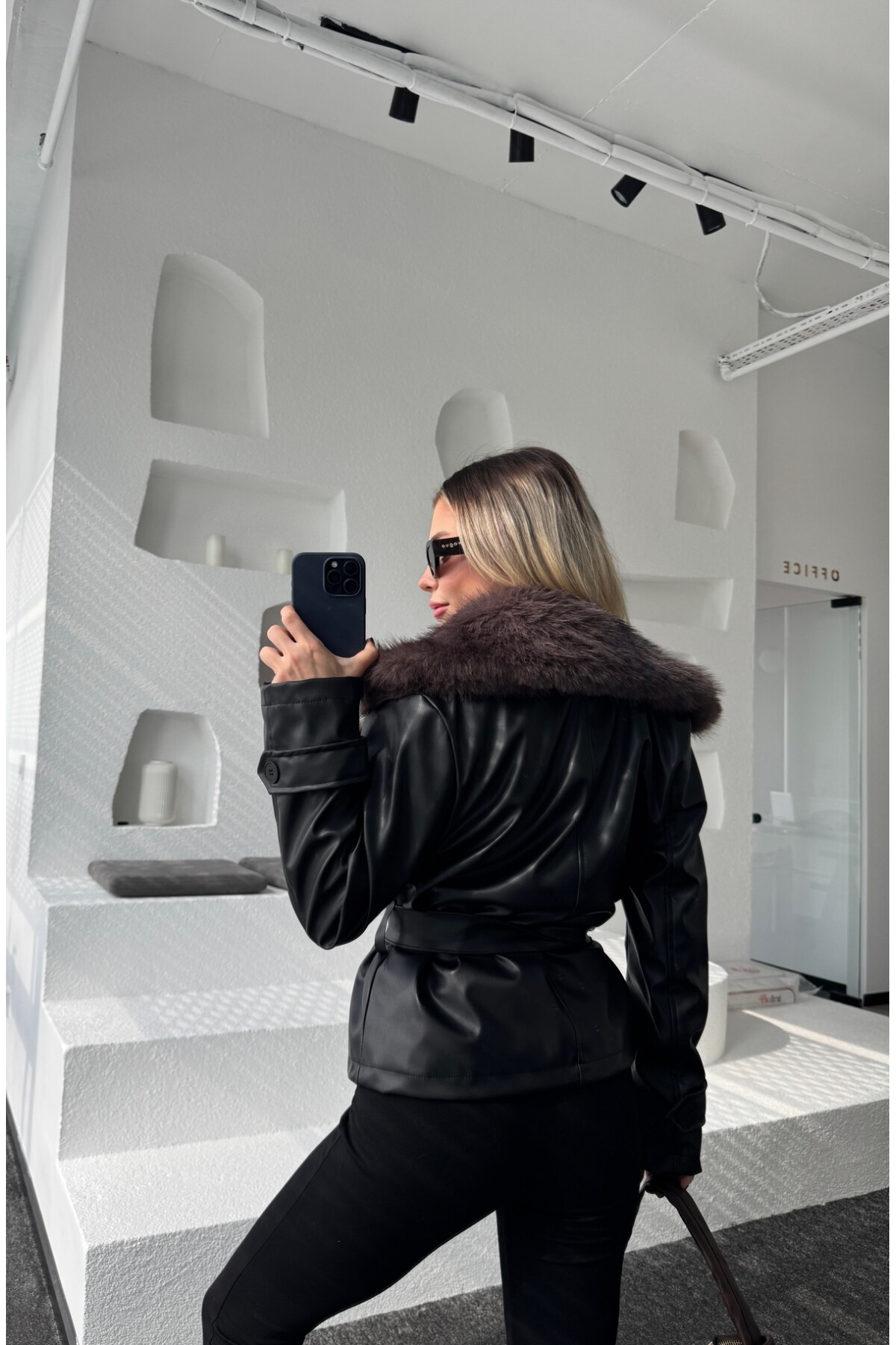 Kadın Yakası Kürk Detaylı Bağlamalı Astarlı Deri Ceket