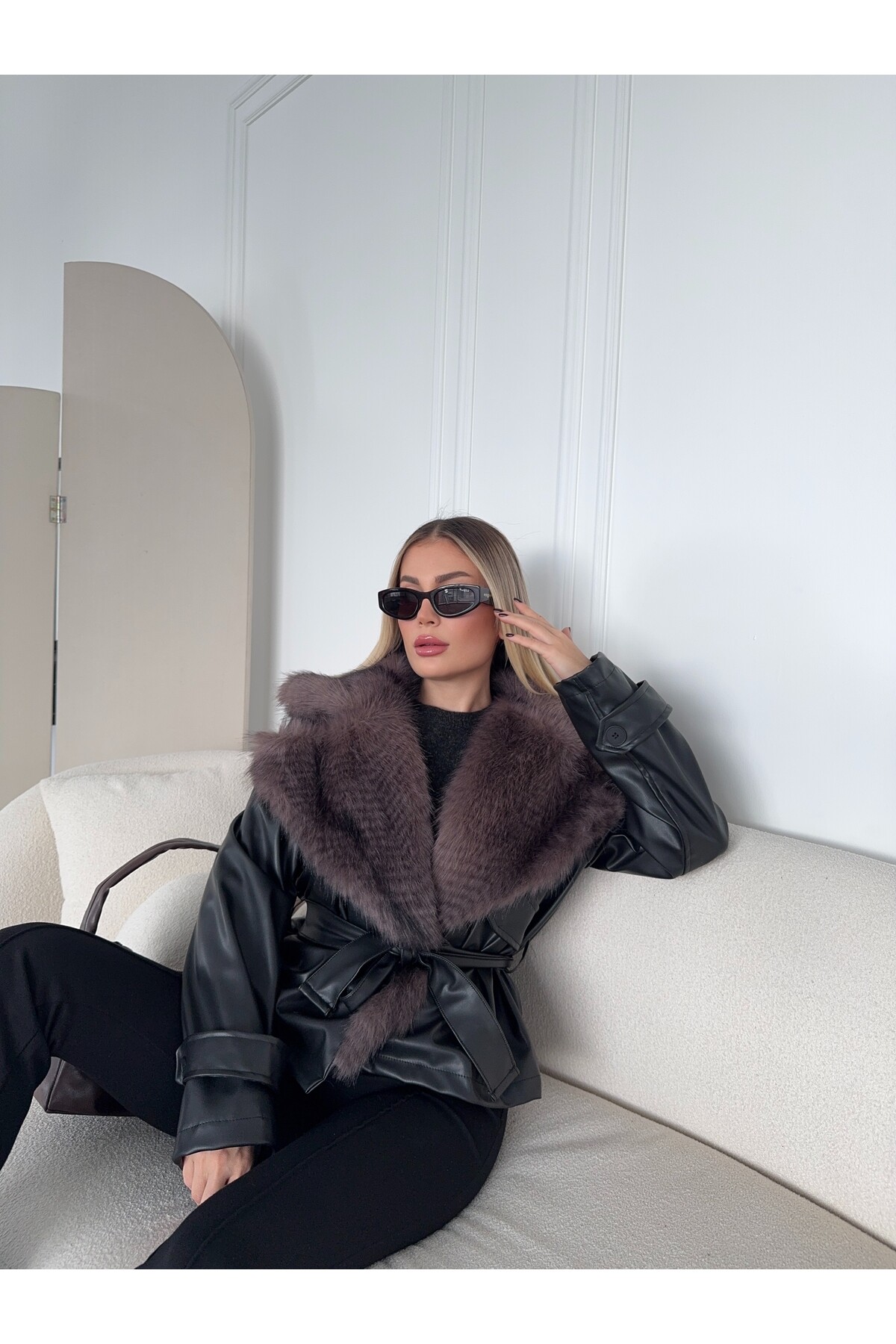 Kadın Yakası Kürk Detaylı Bağlamalı Astarlı Deri Ceket