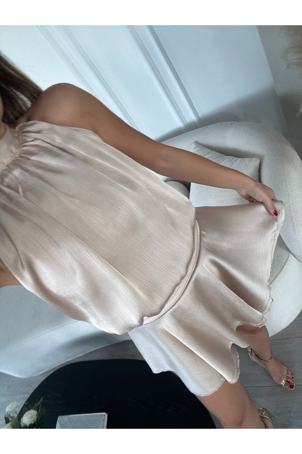 Kadın bej boyundan bağlamalı şifon astarlı mini elbise