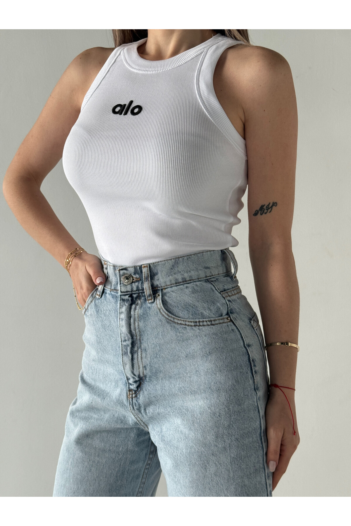 Kadın Beyaz Vücuda Oturan Muadil Baskılı Halter Yaka Fitilli Atlet Bluz