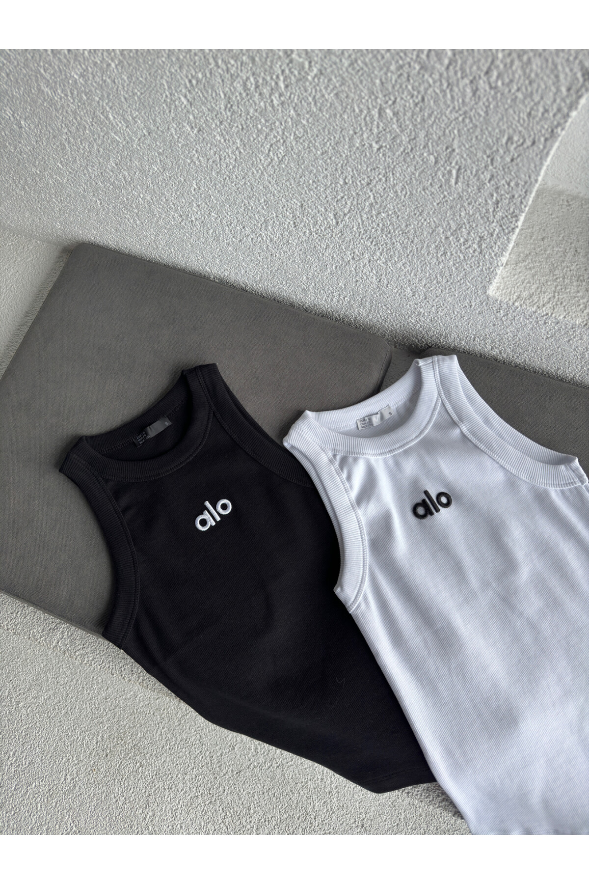 Kadın Beyaz Vücuda Oturan Muadil Baskılı Halter Yaka Fitilli Atlet Bluz