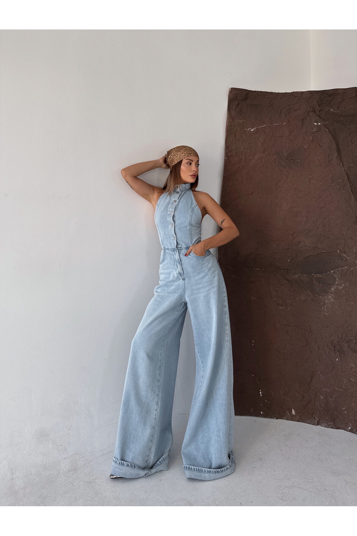 Kadın buz mavi sırt dekolteli geniş paça jean tulum