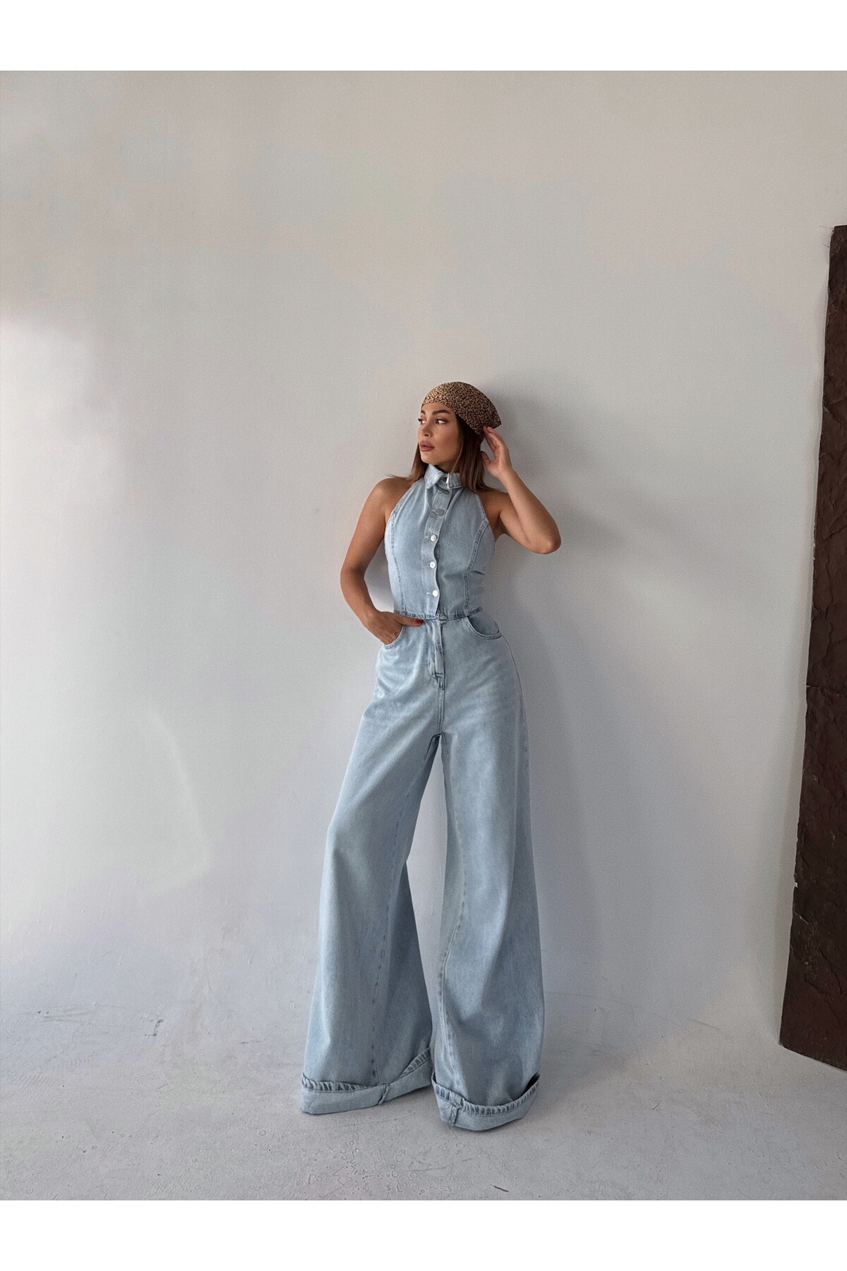Kadın buz mavi sırt dekolteli geniş paça jean tulum