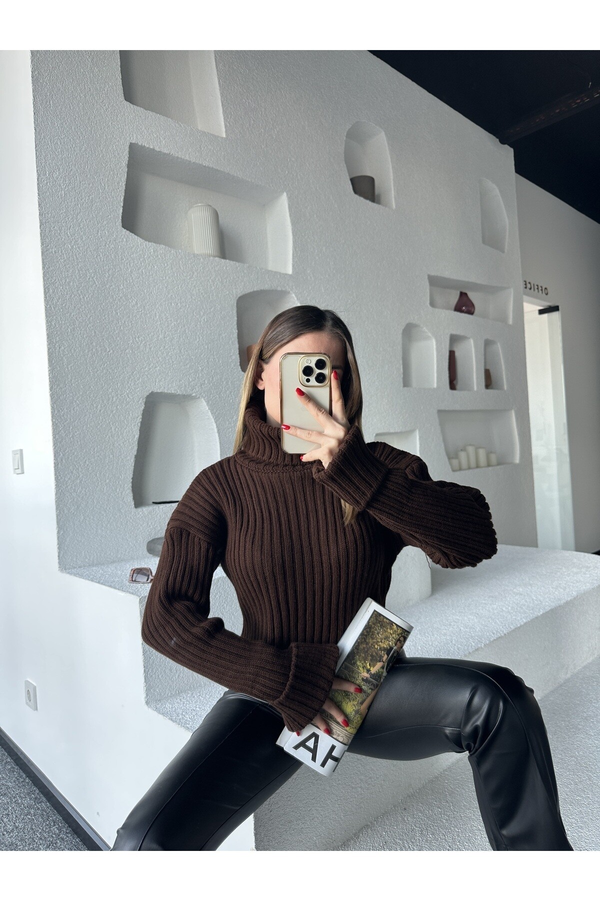 Kadın Kahverengi Boğazlı Kolları Katlamalı Kazak