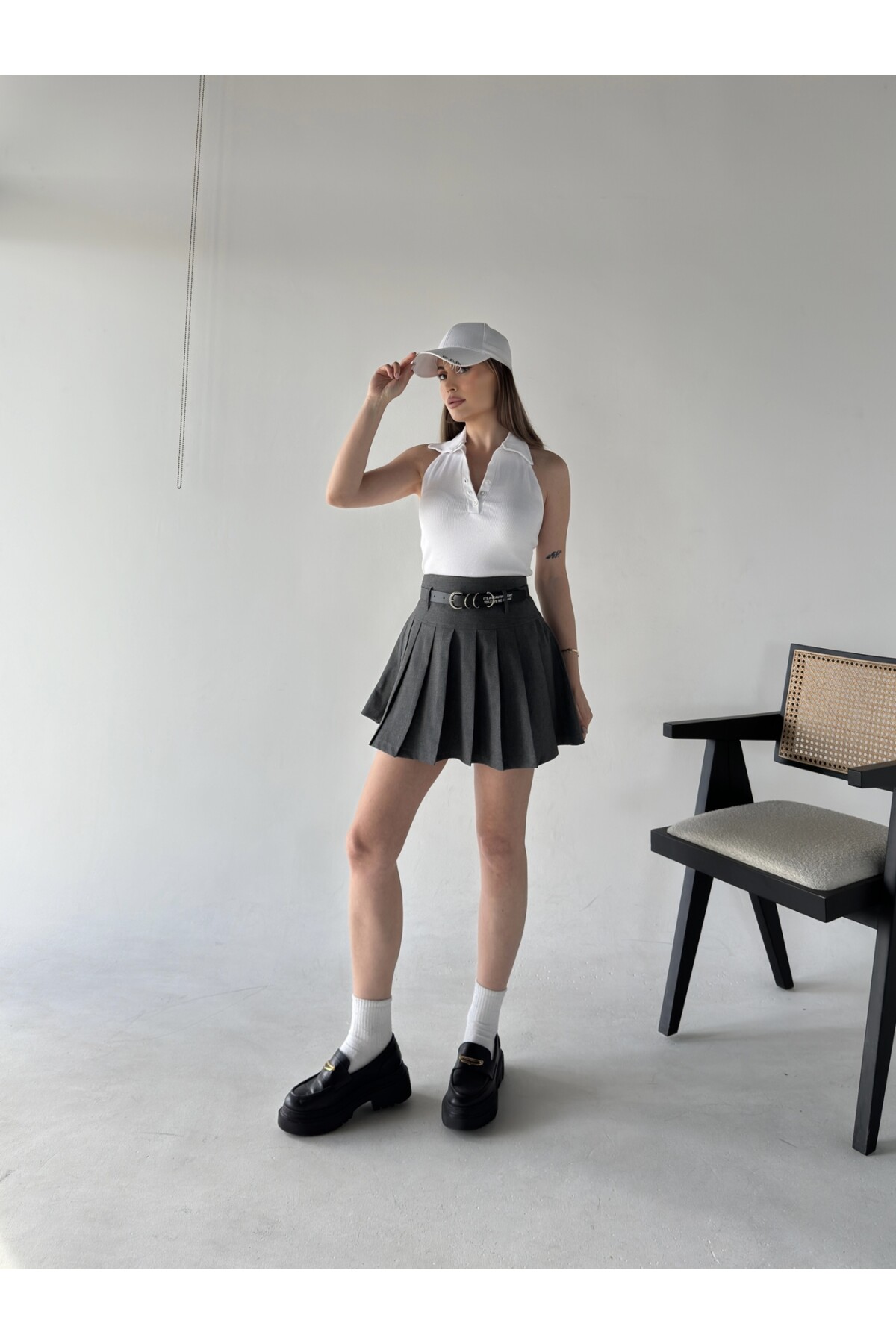 Kadın Koyu Gri Kemer Yazılı Pileli Gri Etek