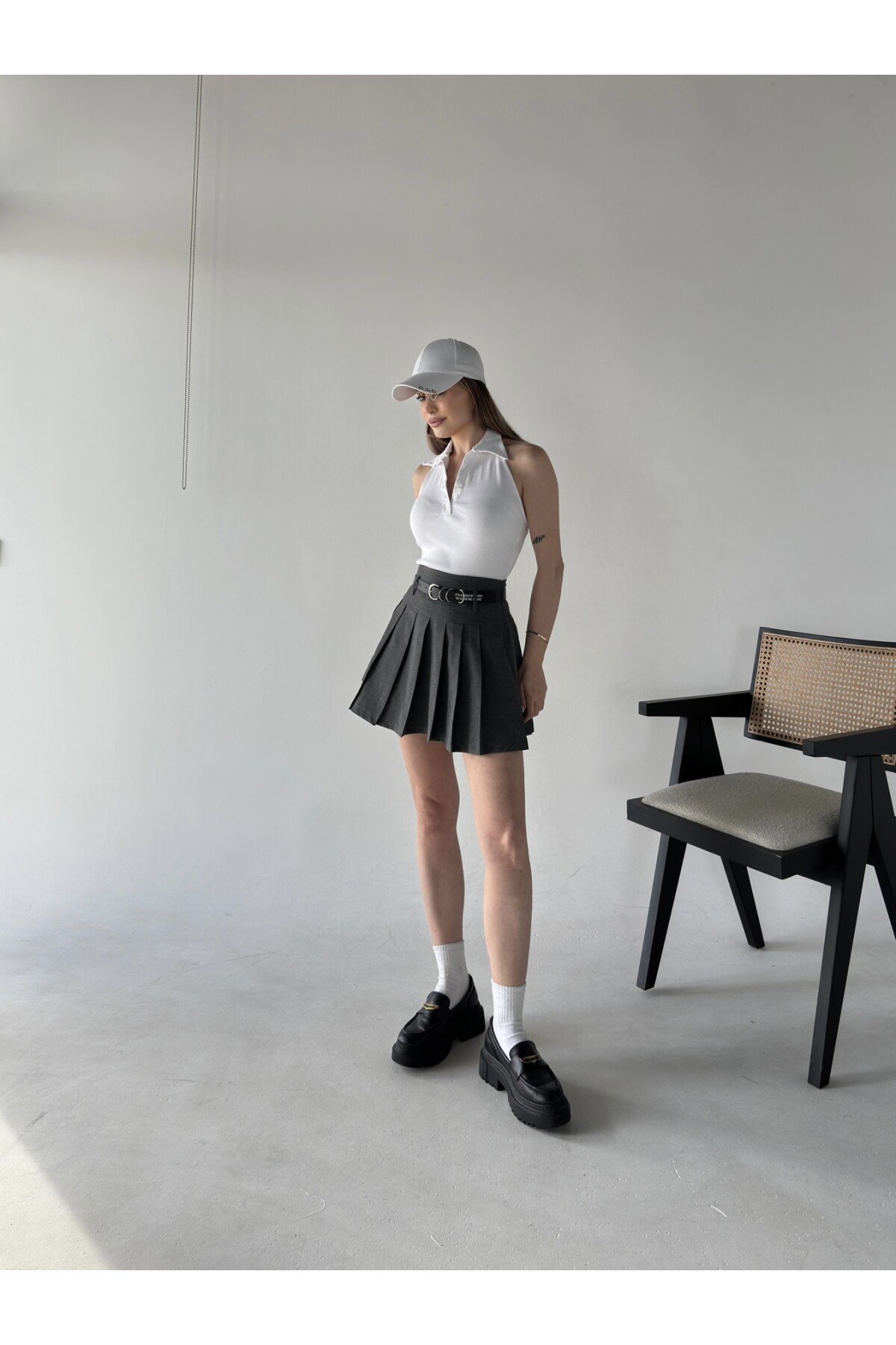 Kadın Koyu Gri Kemer Yazılı Pileli Gri Etek