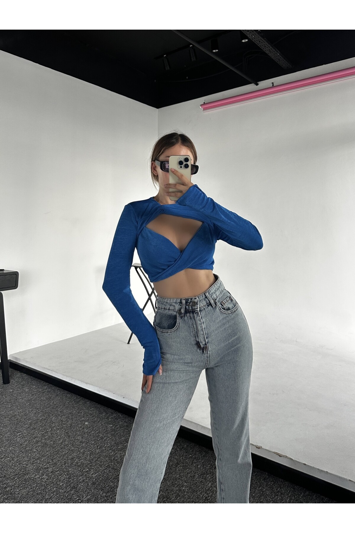 Kadın Mavi Buzzy Kumaş Simetrik Dekolteli Crop Bluz