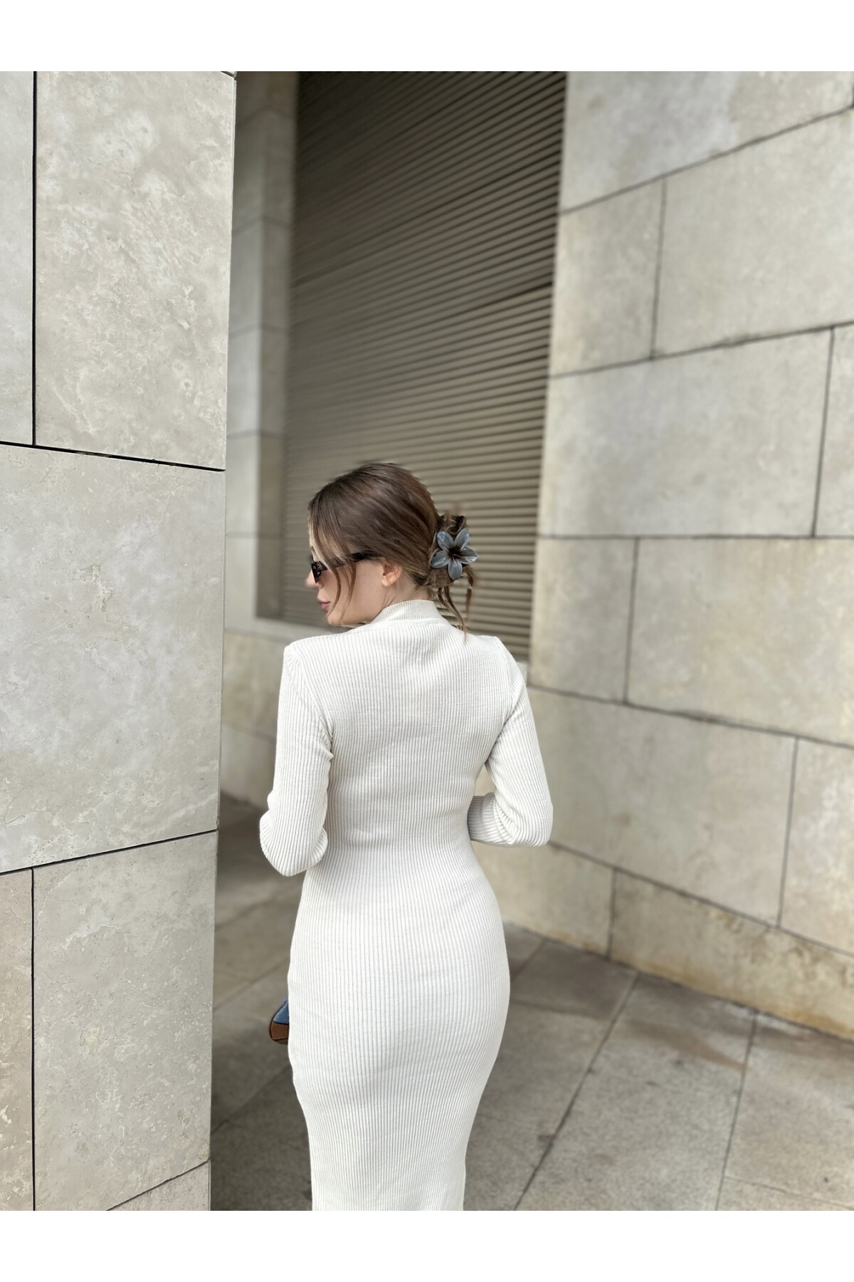 Kadın Taş Rengi Pencere Yaka Yırtmaçlı Triko Elbise