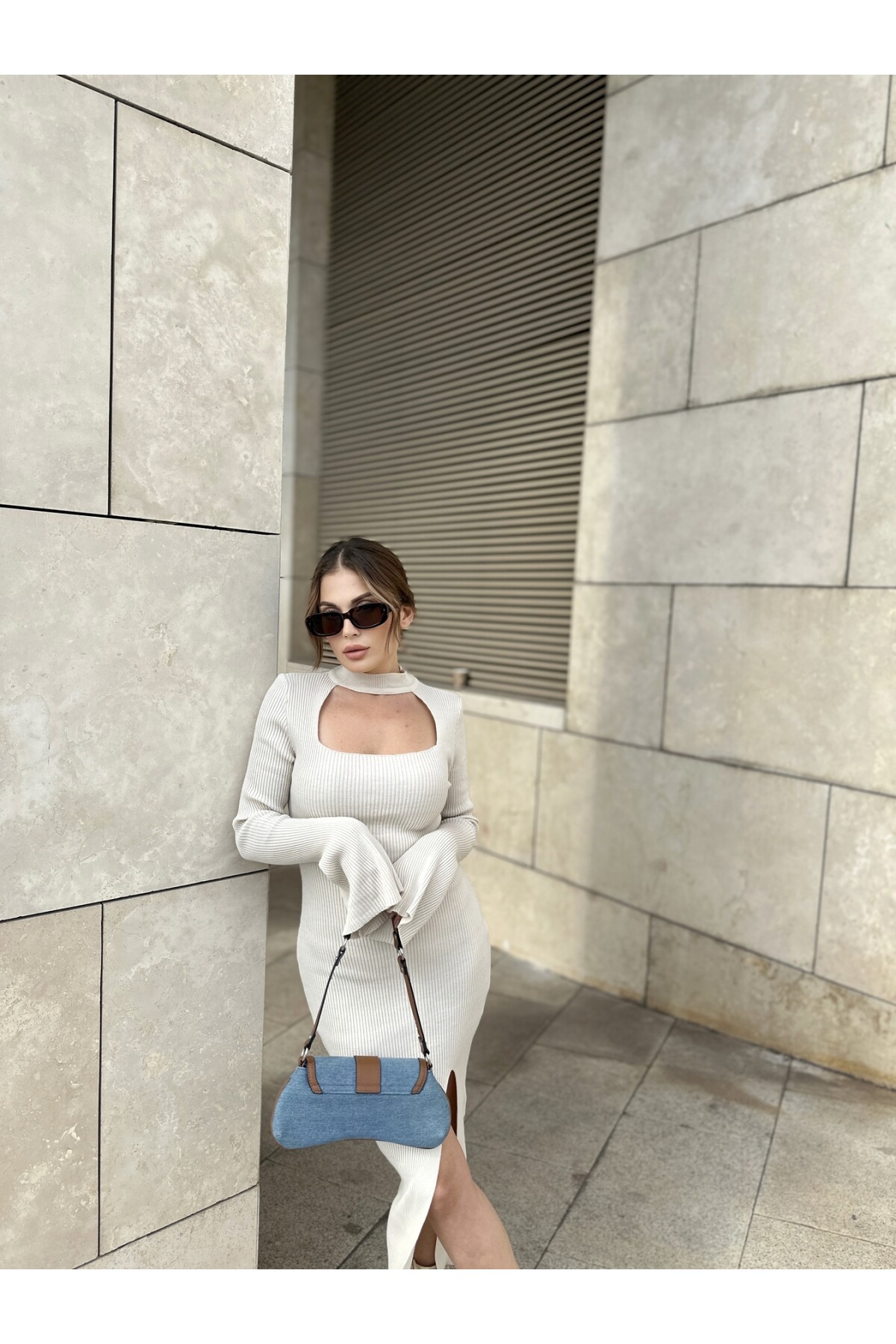 Kadın Taş Rengi Pencere Yaka Yırtmaçlı Triko Elbise