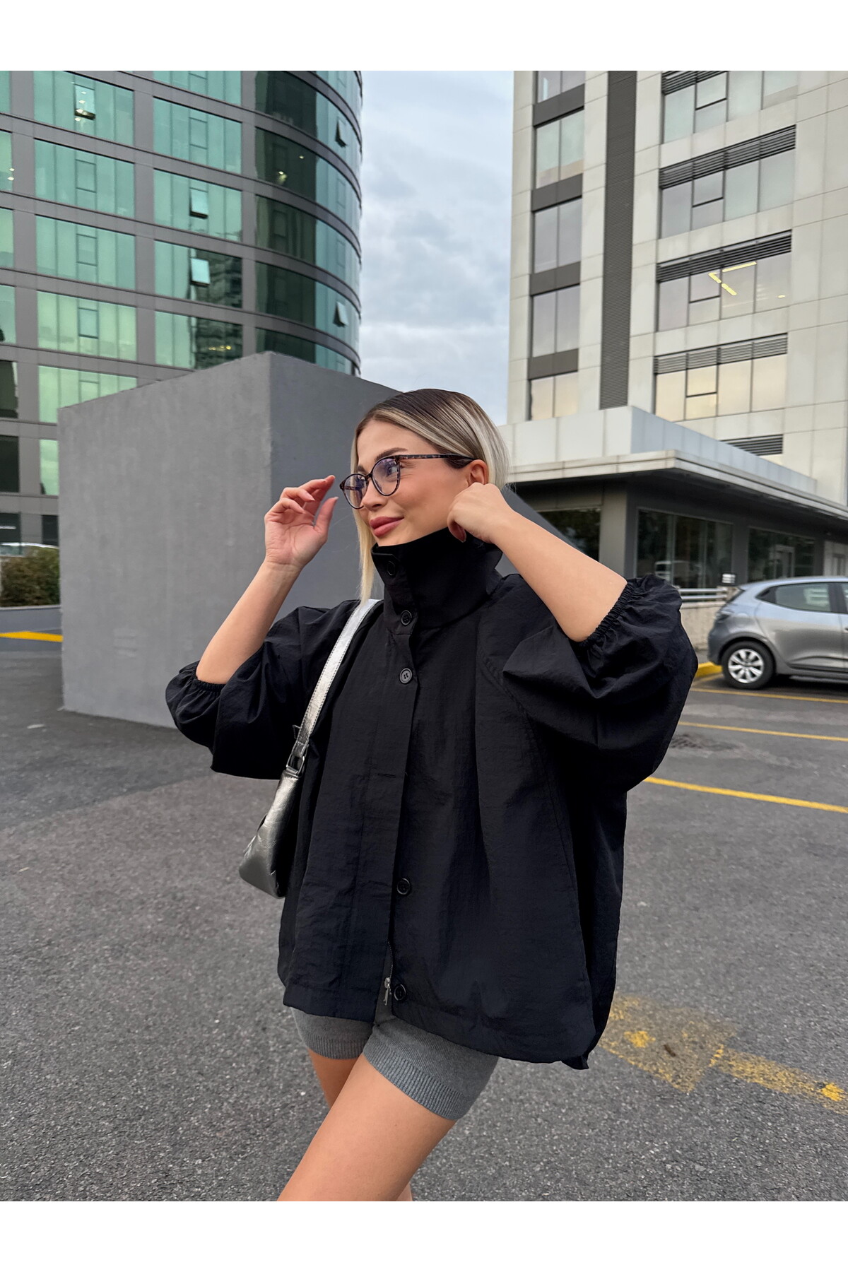 Kadın Siyah Beli Bağcıklı Dik Yaka Fermuarlı Rüzgarlık