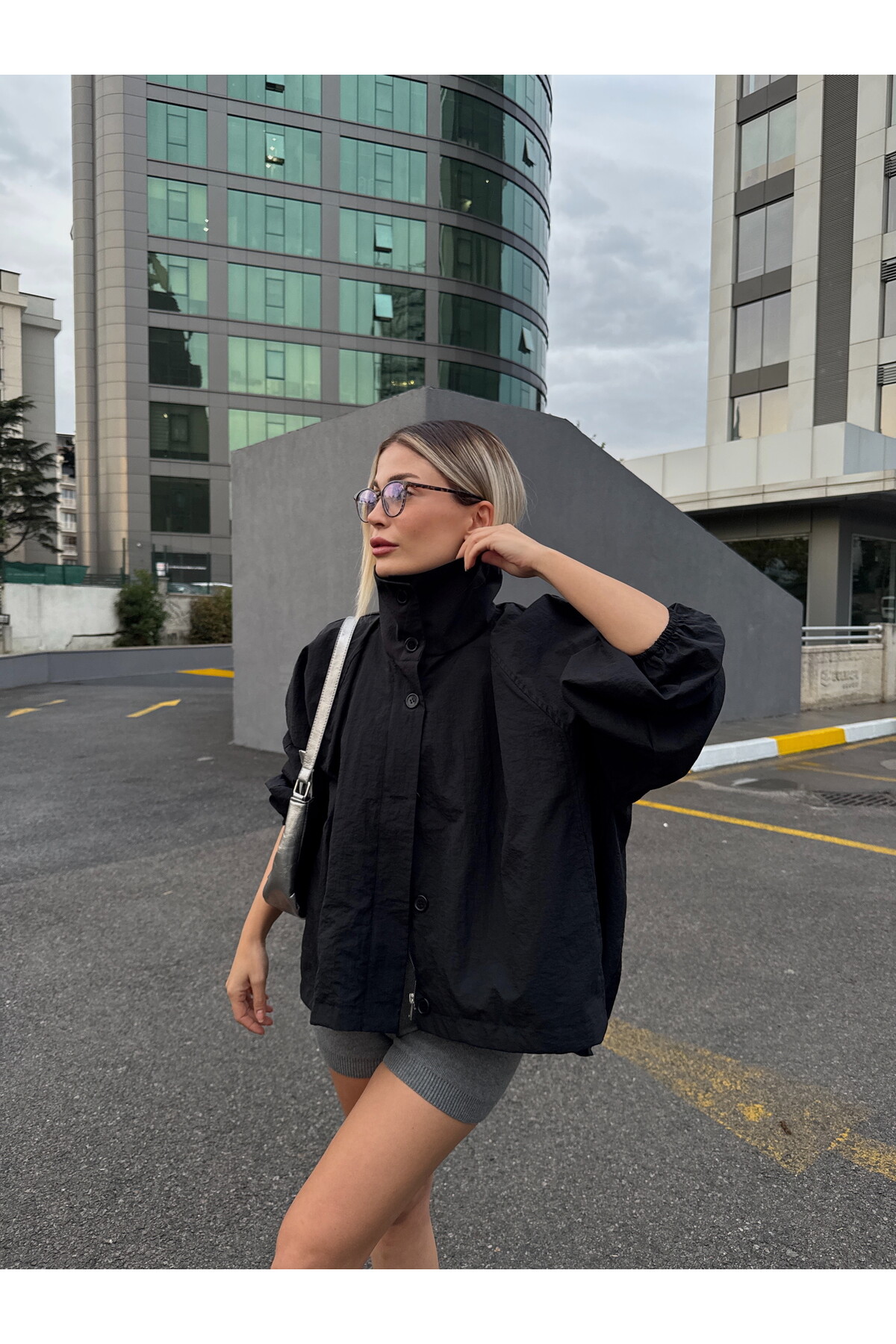 Kadın Siyah Beli Bağcıklı Dik Yaka Fermuarlı Rüzgarlık