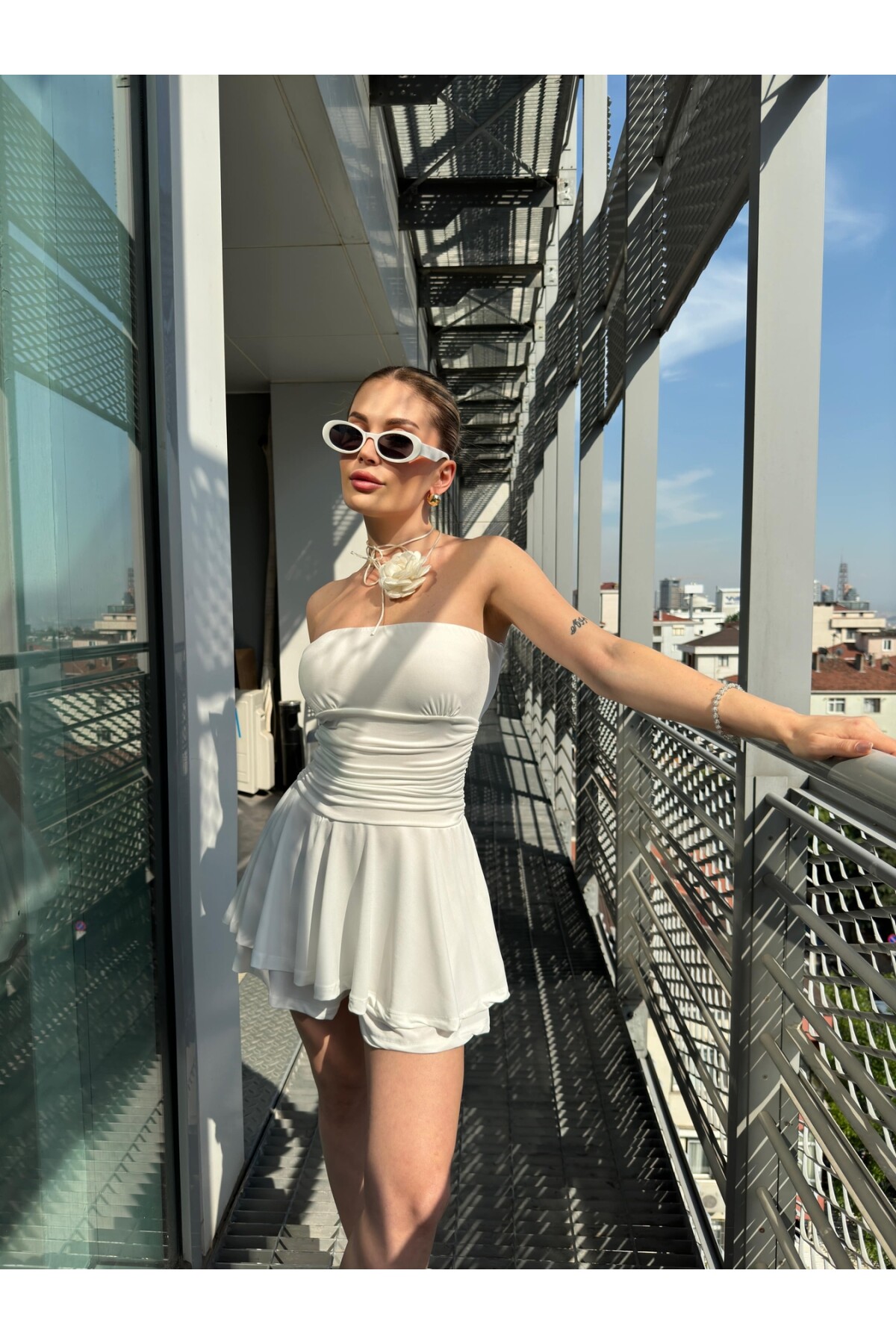 Kadın Straplez Sandy Kumaş Şortlu Beli Drapeli Mini Elbise