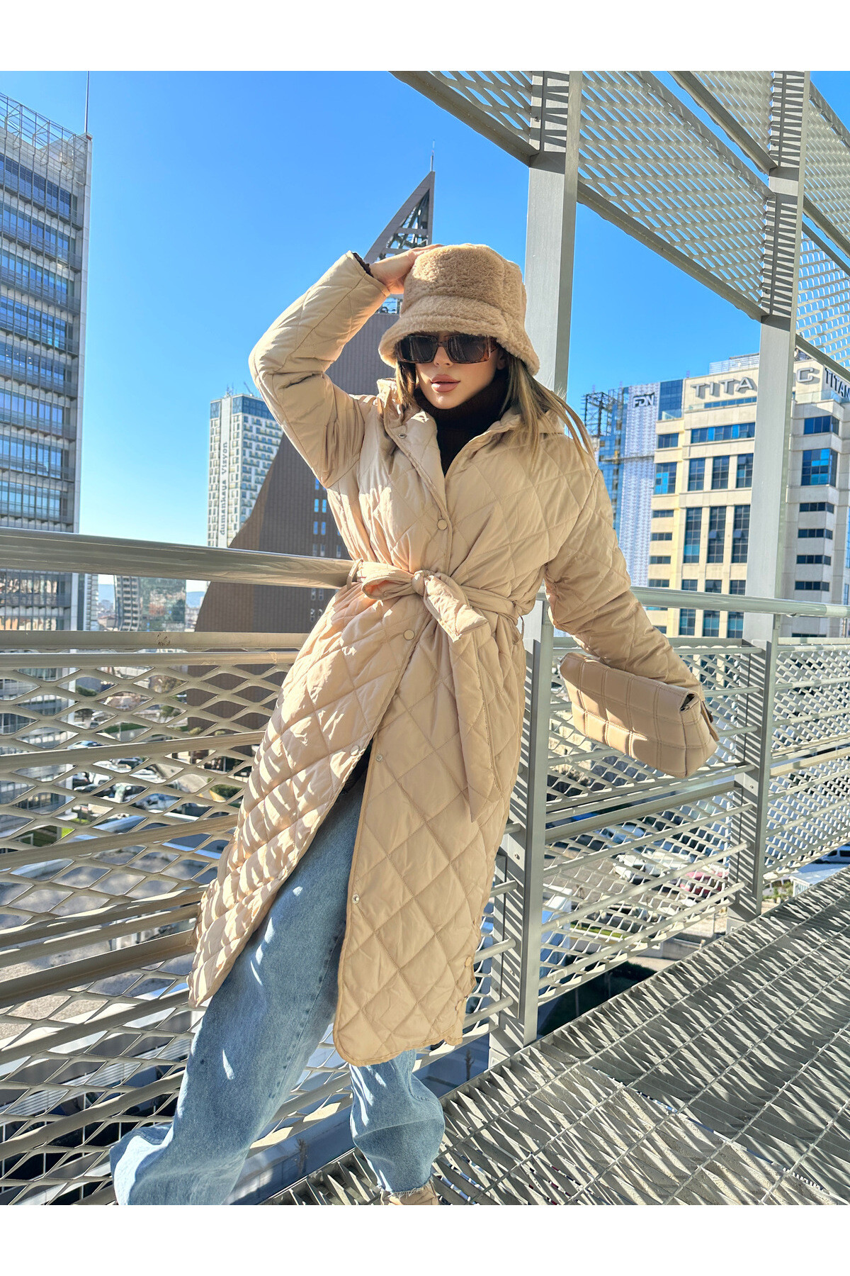 Kadın Taş Rengi Kapüşonlu Kapitone Şişme Kaban