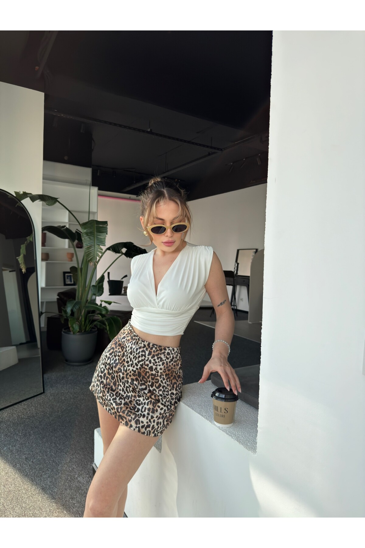 Kadın V Yaka Kolsuz Ekru Renk Büzgülü Bluz