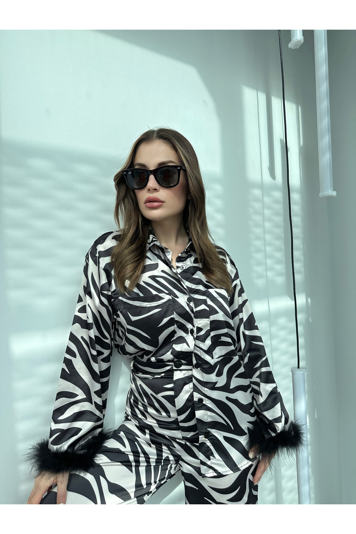 Kadın Zebra Desen Tüy Detaylı Saten Takım Siyah Beyaz