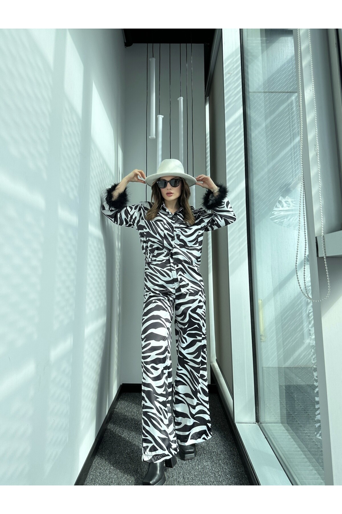 Kadın Zebra Desen Tüy Detaylı Saten Takım Siyah Beyaz
