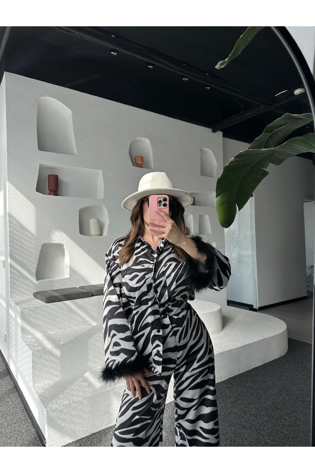 Kadın Zebra Desen Tüy Detaylı Saten Takım Siyah Beyaz