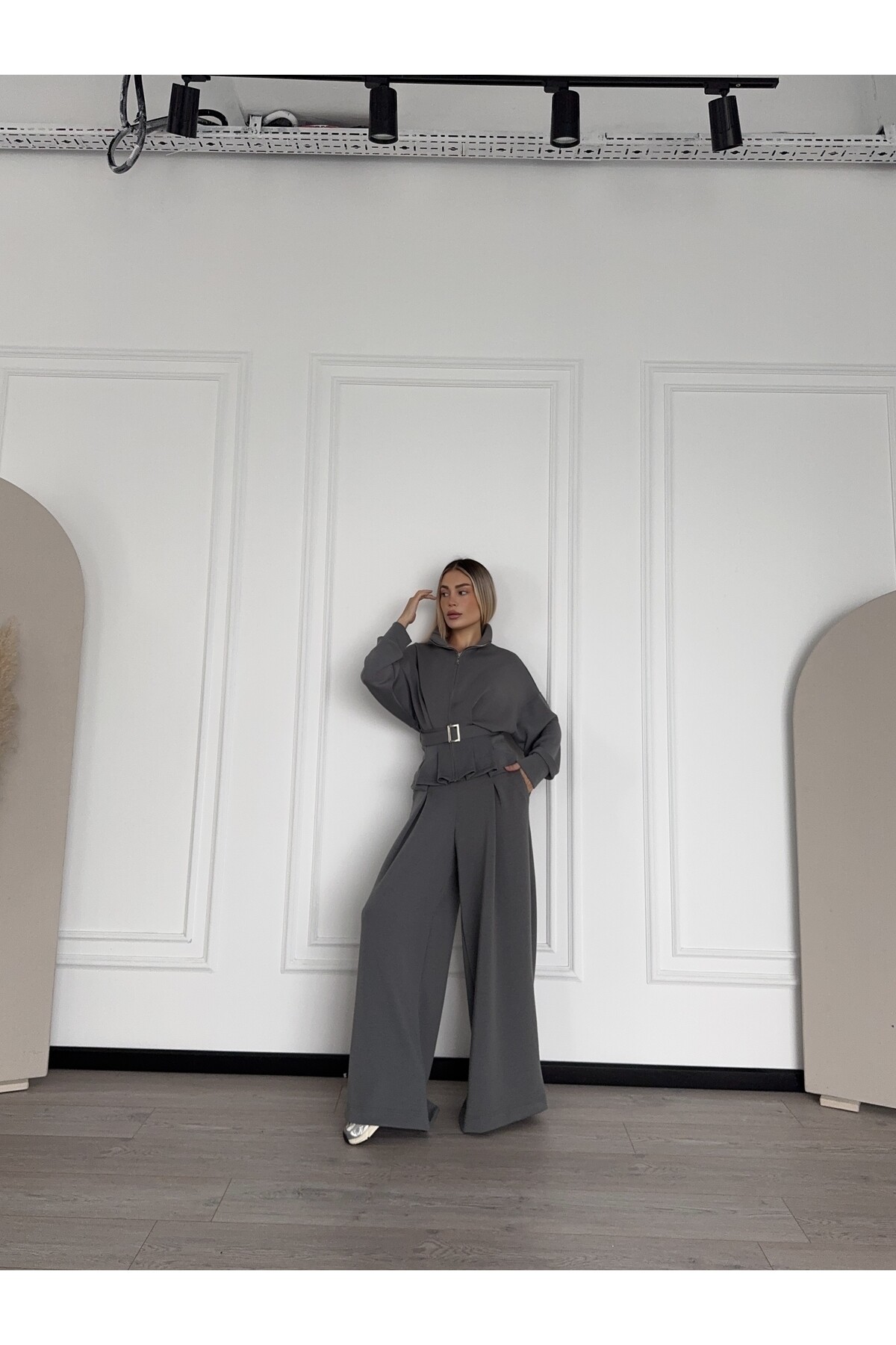 Oyhso Kumaş Marka Model Geniş Paça Kemer Detaylı Gri Takım