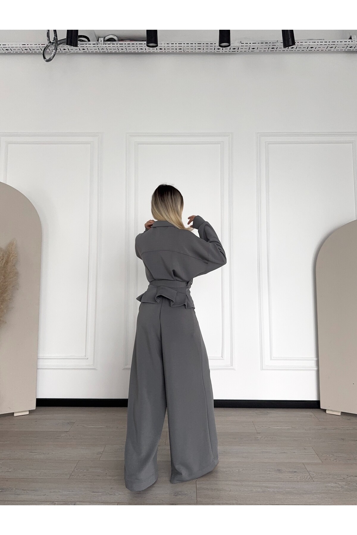 Oyhso Kumaş Marka Model Geniş Paça Kemer Detaylı Gri Takım