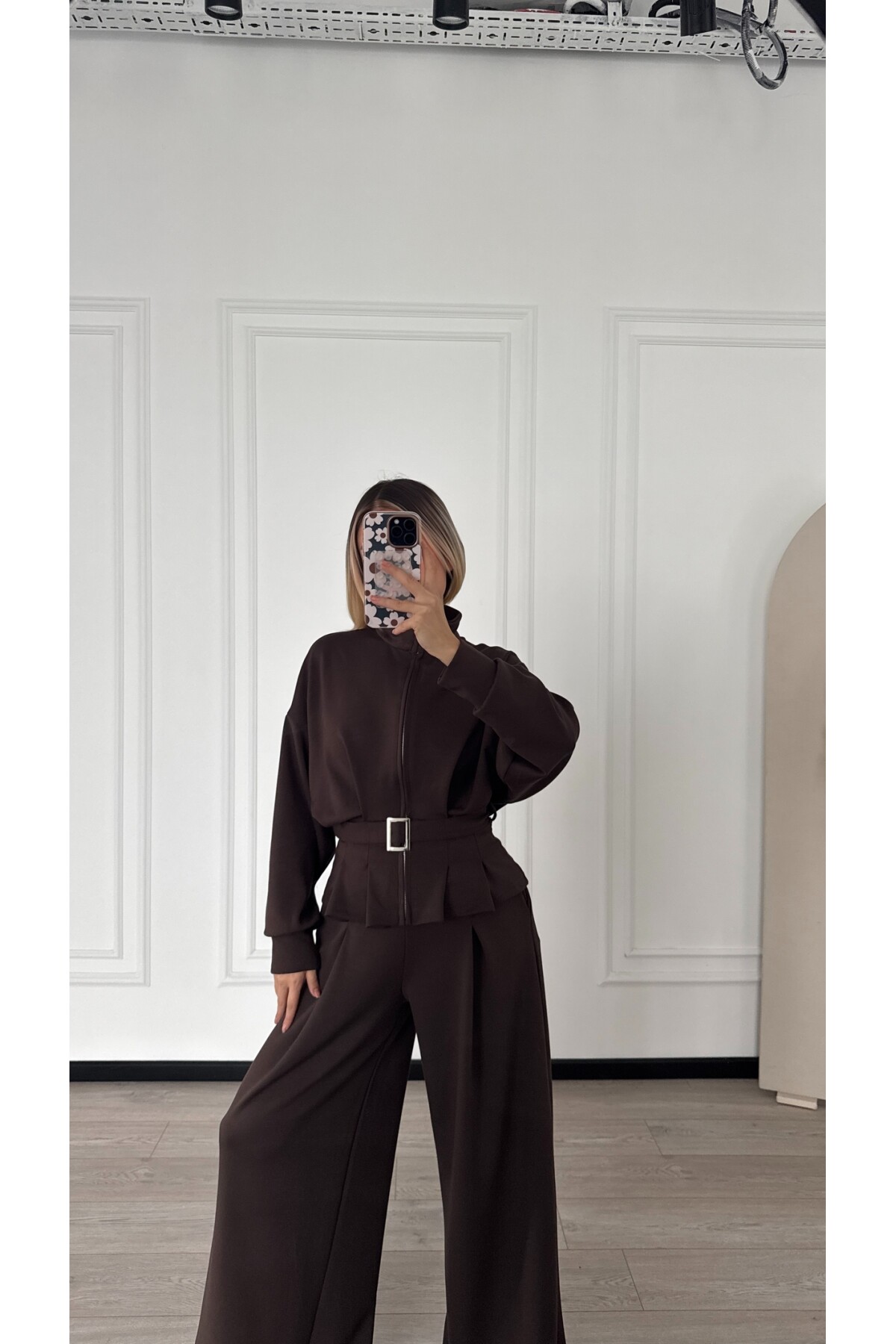 Oyhso Kumaş Marka Model Geniş Paça Kemer Detaylı Kahverengi Takım