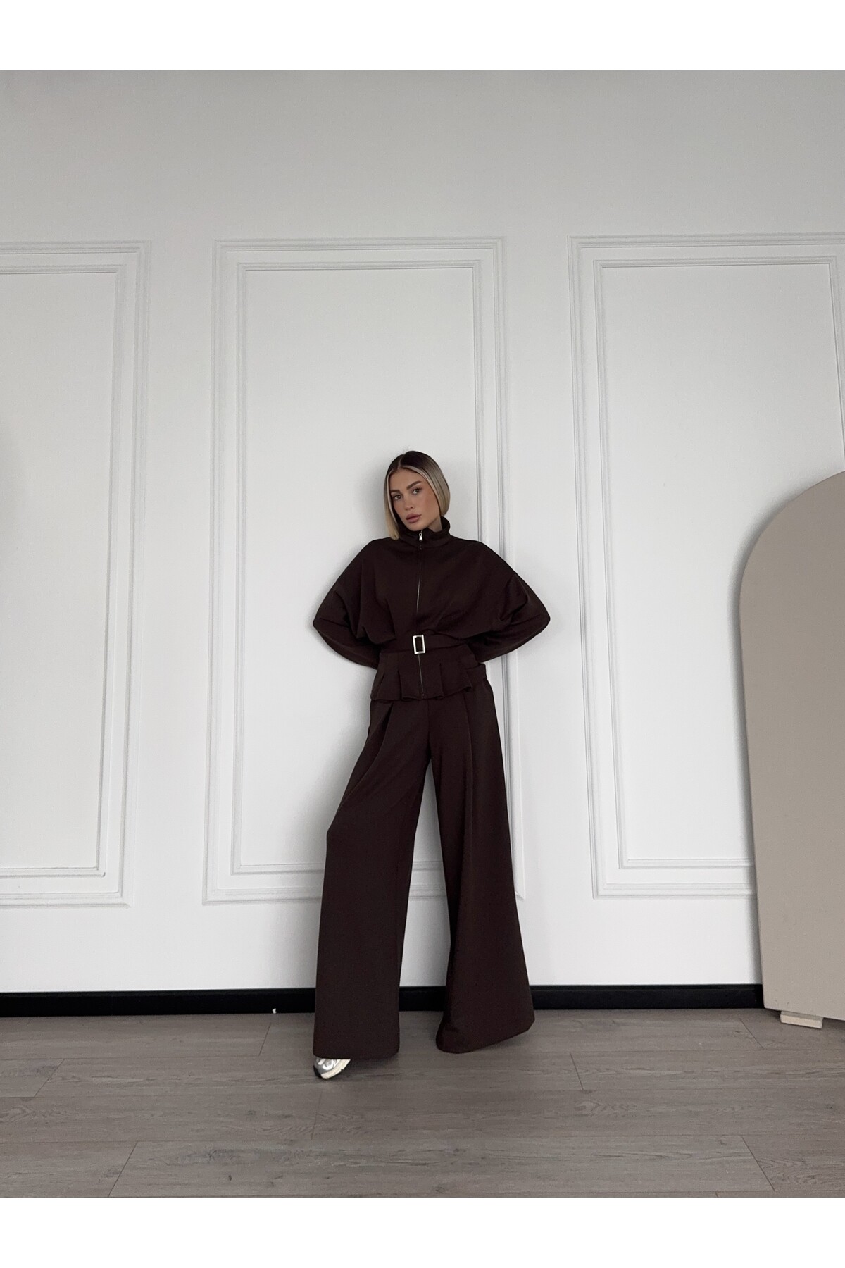 Oyhso Kumaş Marka Model Geniş Paça Kemer Detaylı Kahverengi Takım