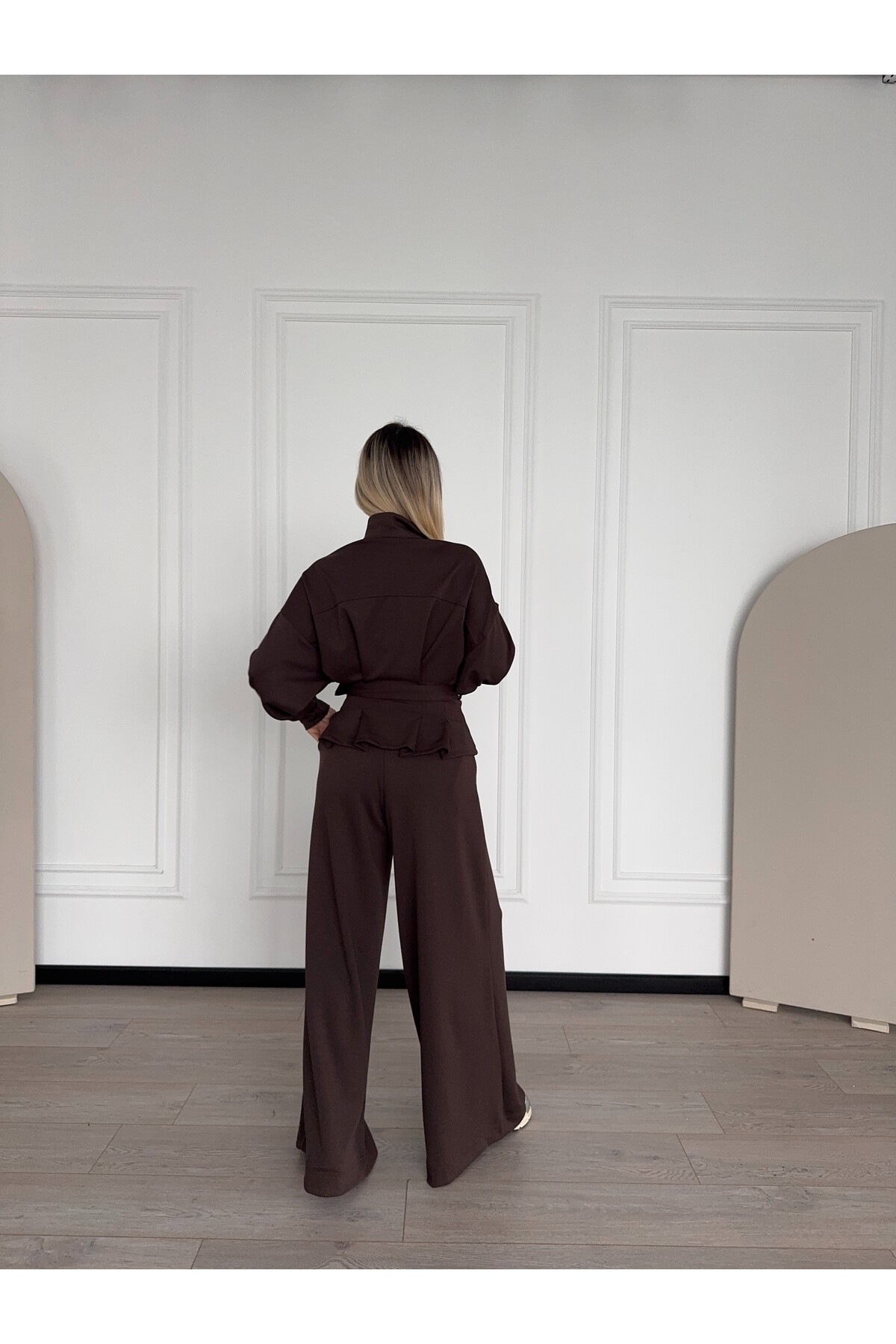 Oyhso Kumaş Marka Model Geniş Paça Kemer Detaylı Kahverengi Takım